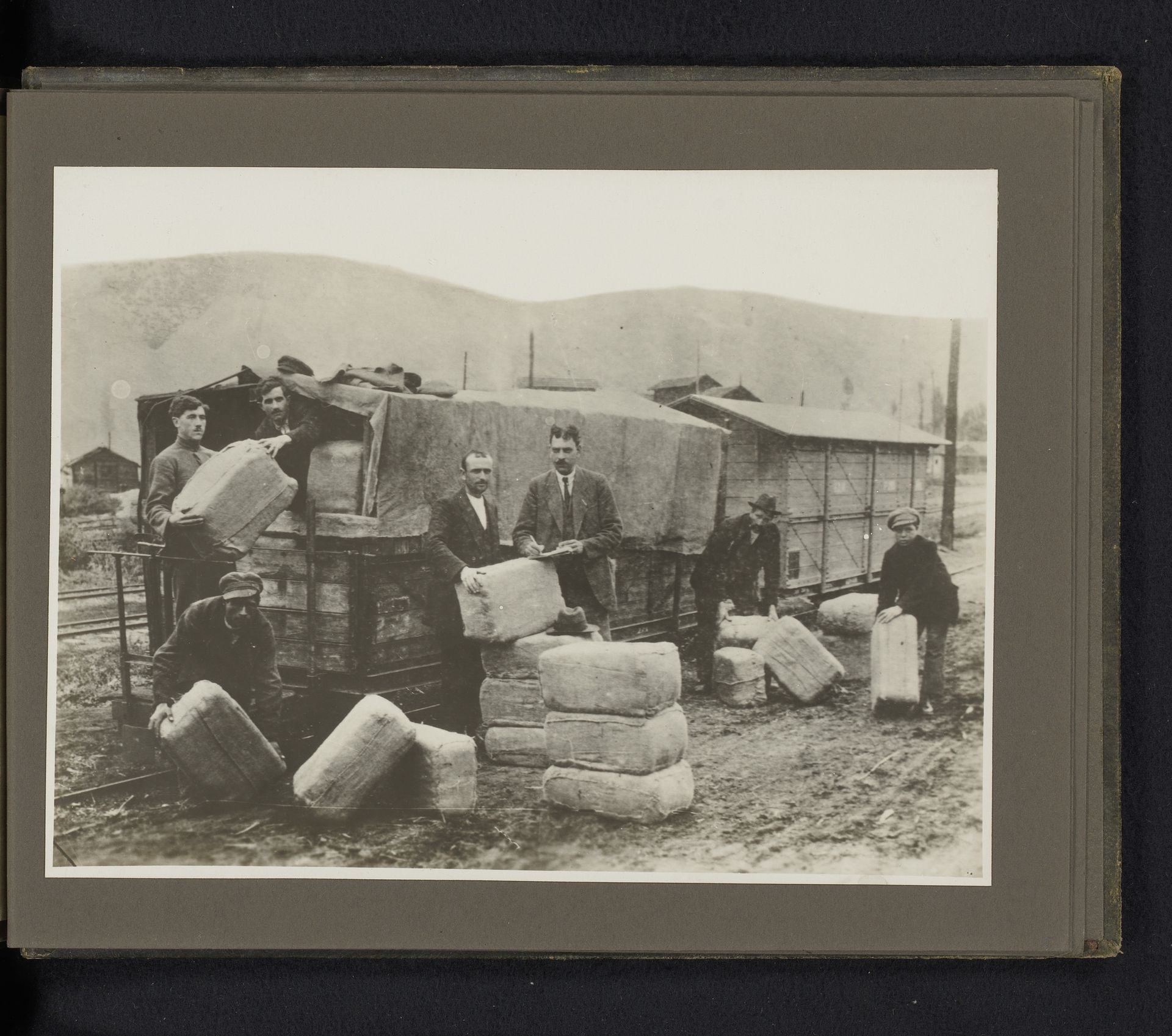 Transport van tabak by Anonymous