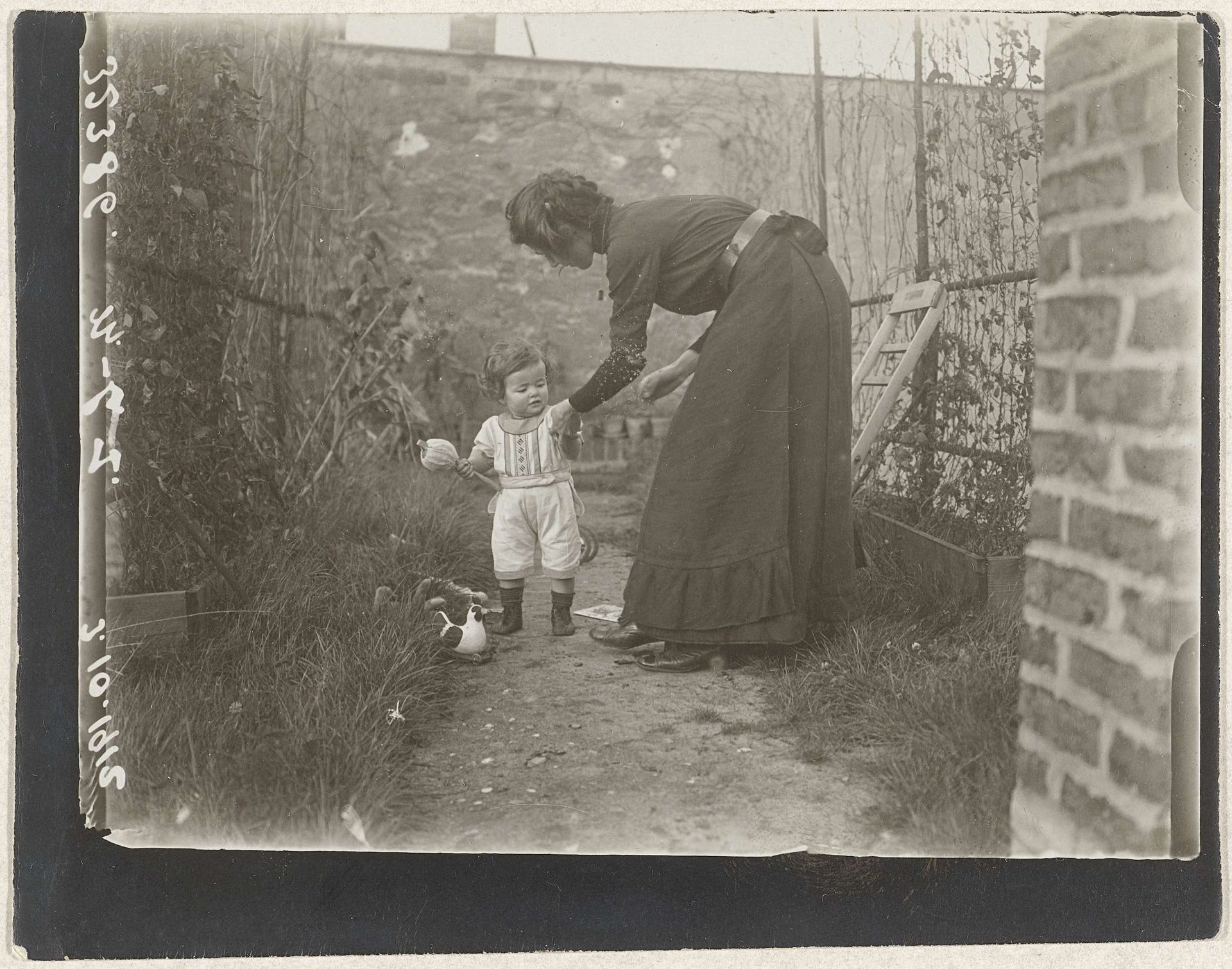 Marba en Olga Titzenthaler, dochter en echtgenote van de fotograaf, op het dakterras van het woonhuis in de Friedrichstrasse, Berlijn by Waldemar Titzenthaler