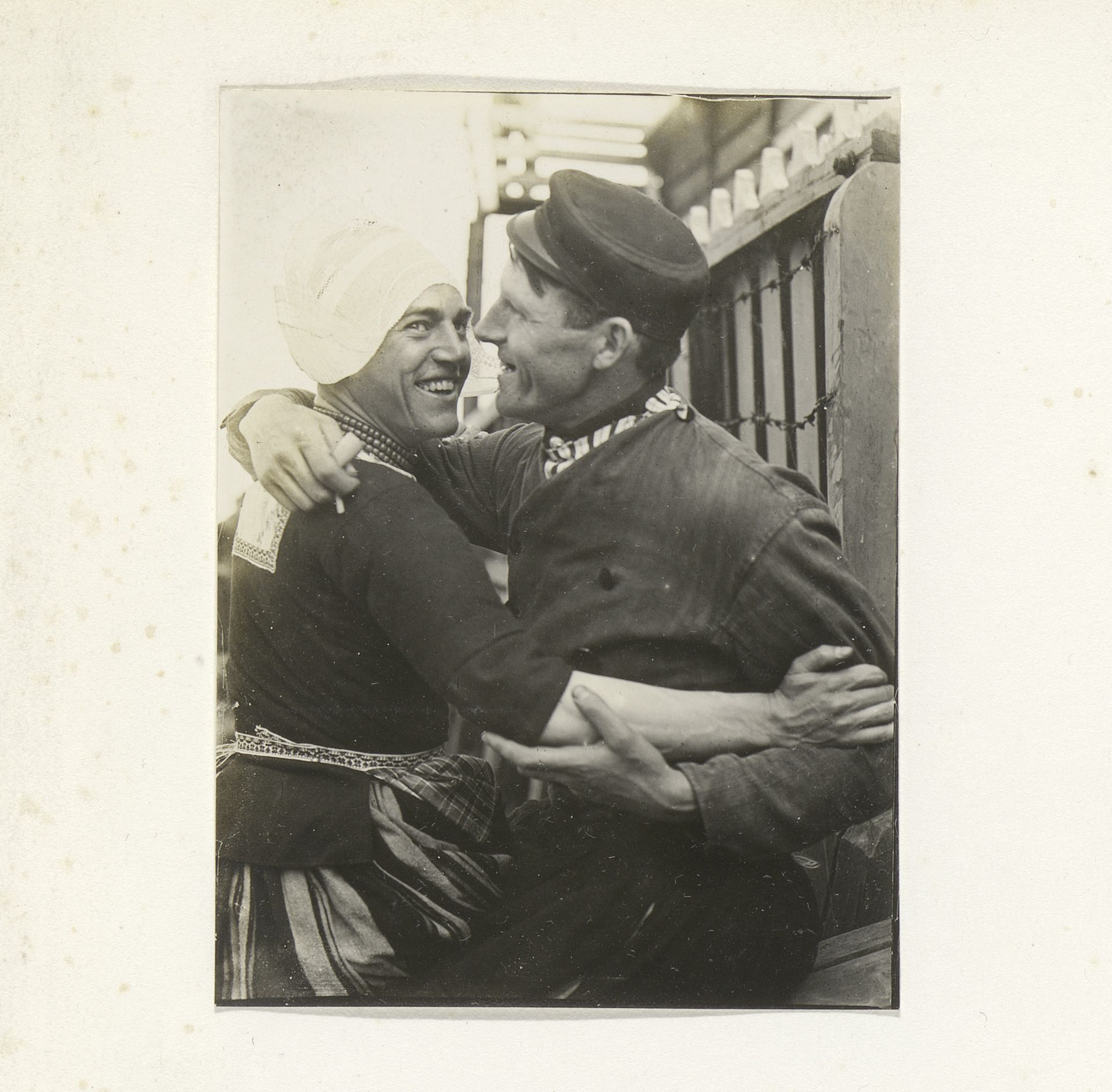 Twee mannen in klederdracht, onder wie één in vrouwenkleding by G. Hidderley