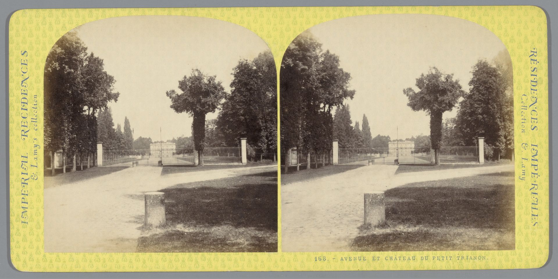 Gezicht op het Petit Trianon en de toegangsweg by Ernest Eléonor Pierre Lamy