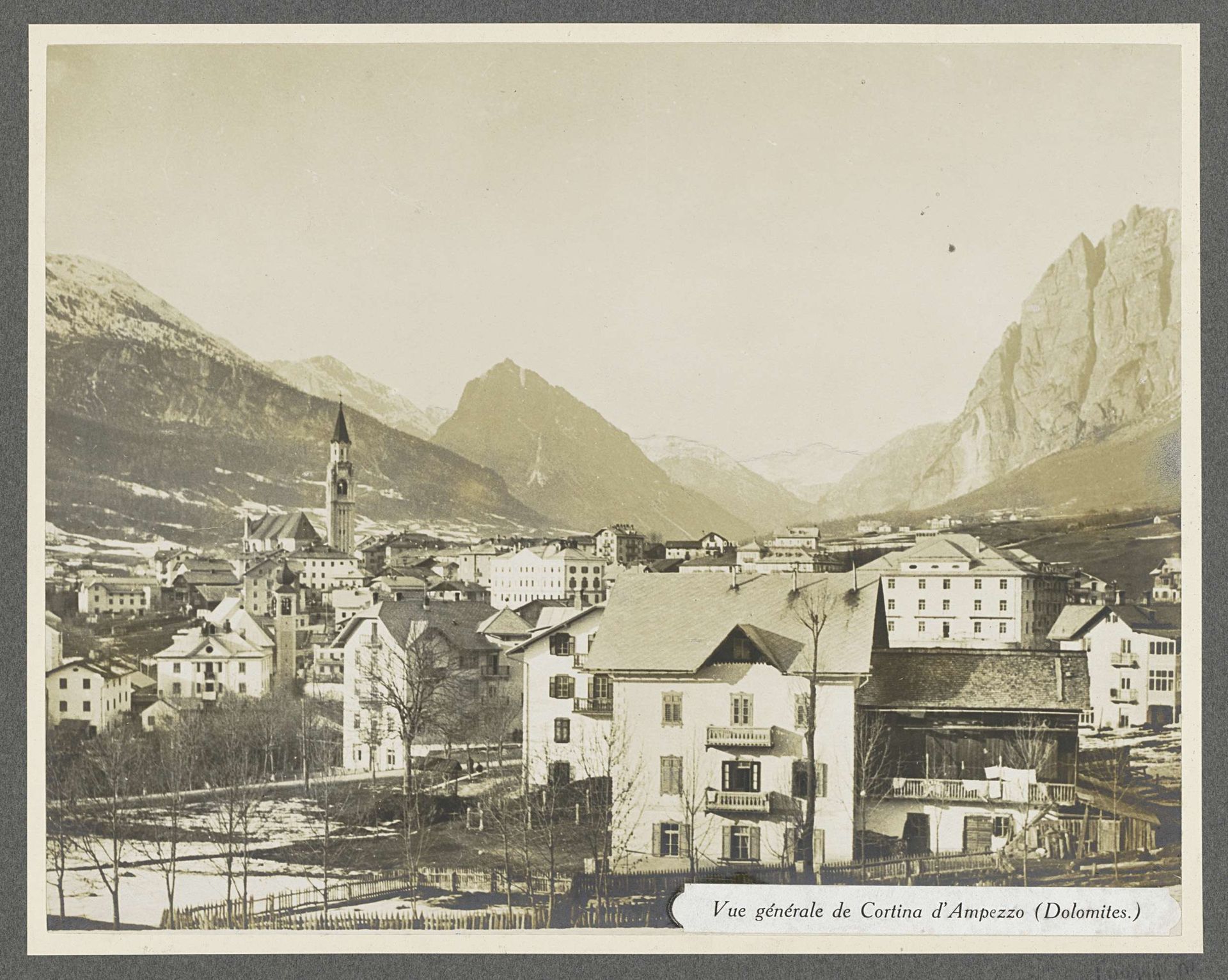 Gezicht op het dorp Cortina d'Ampezzo in de Dolomieten by Henri de Rothschild