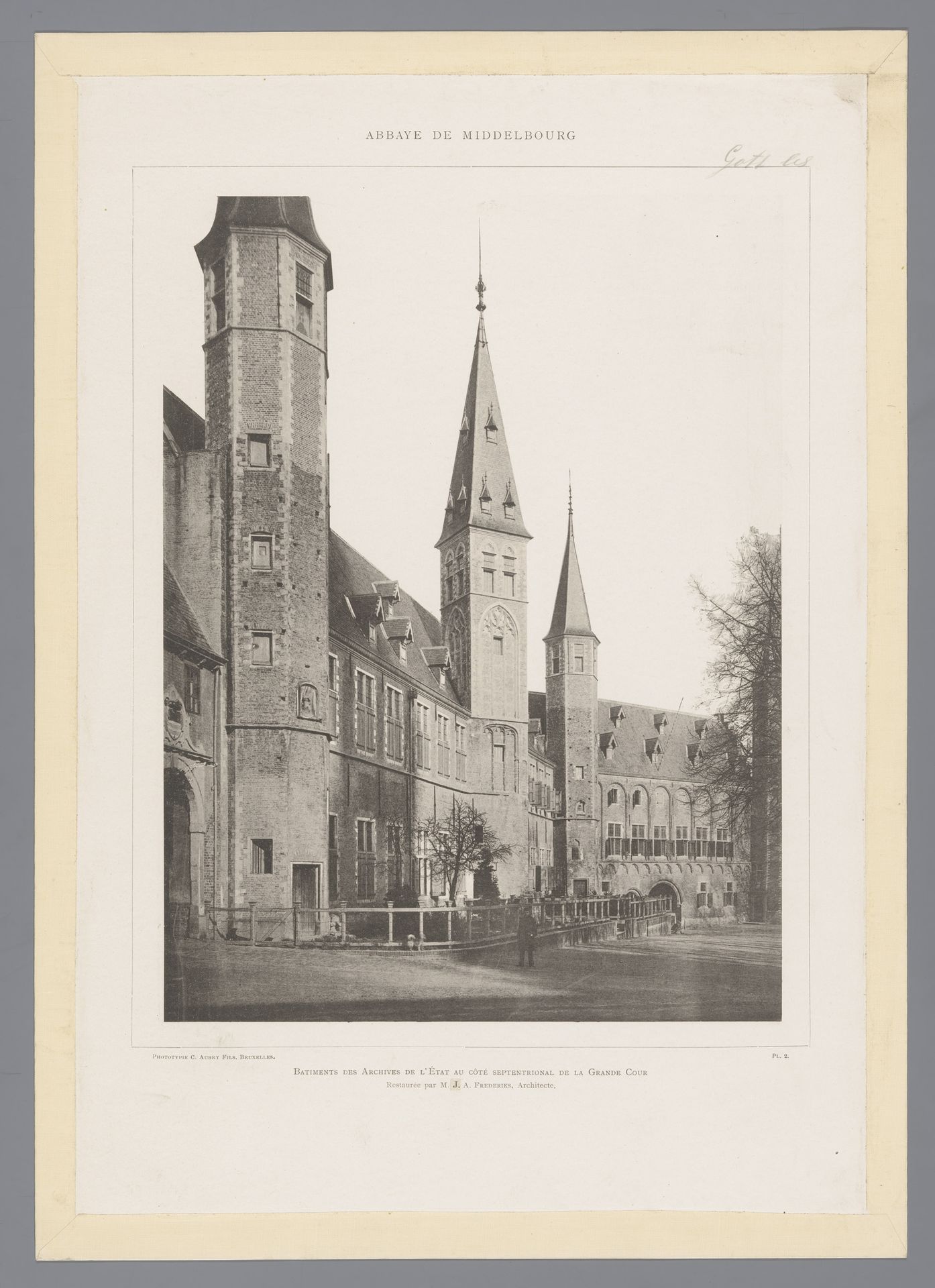 Gezicht op de archiefgebouwen aan het Abdijplein van de Abdij van Middelburg by C. Aubry Fils