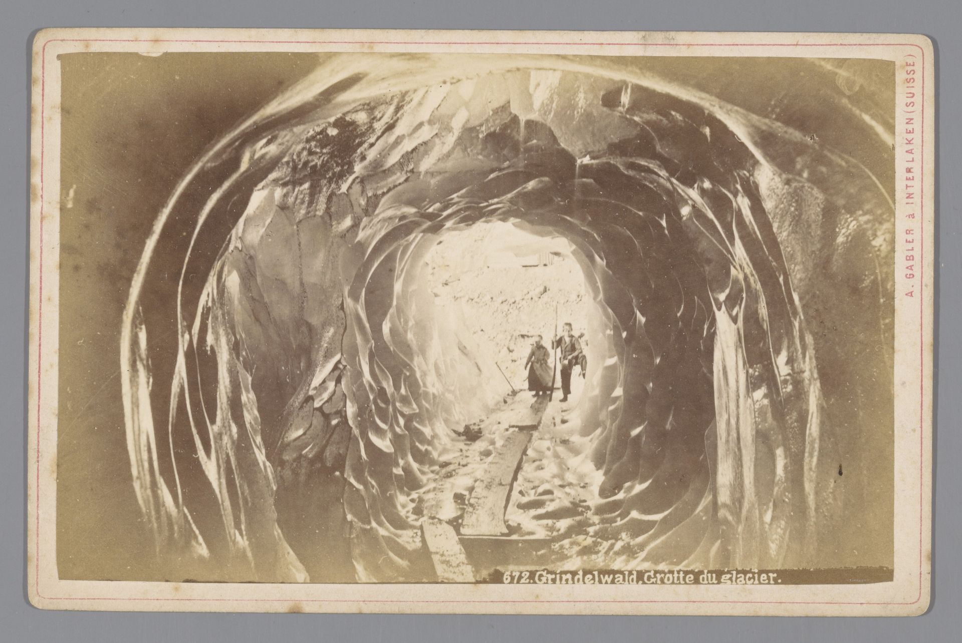 Mensen in een grot op de Grindelwaldgletscher in Zwitserland by Arthur Gabler