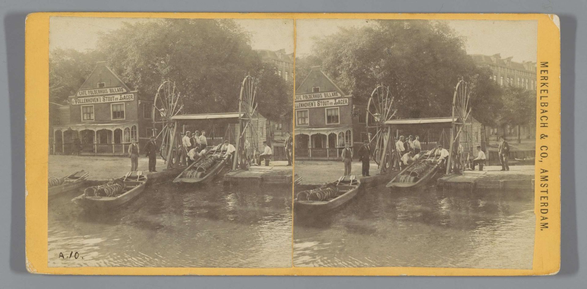 Met de overtoom of overhaal wordt een boot getild bij het Polderhuis aan de Boerenwetering, Amsterdam by Anonymous