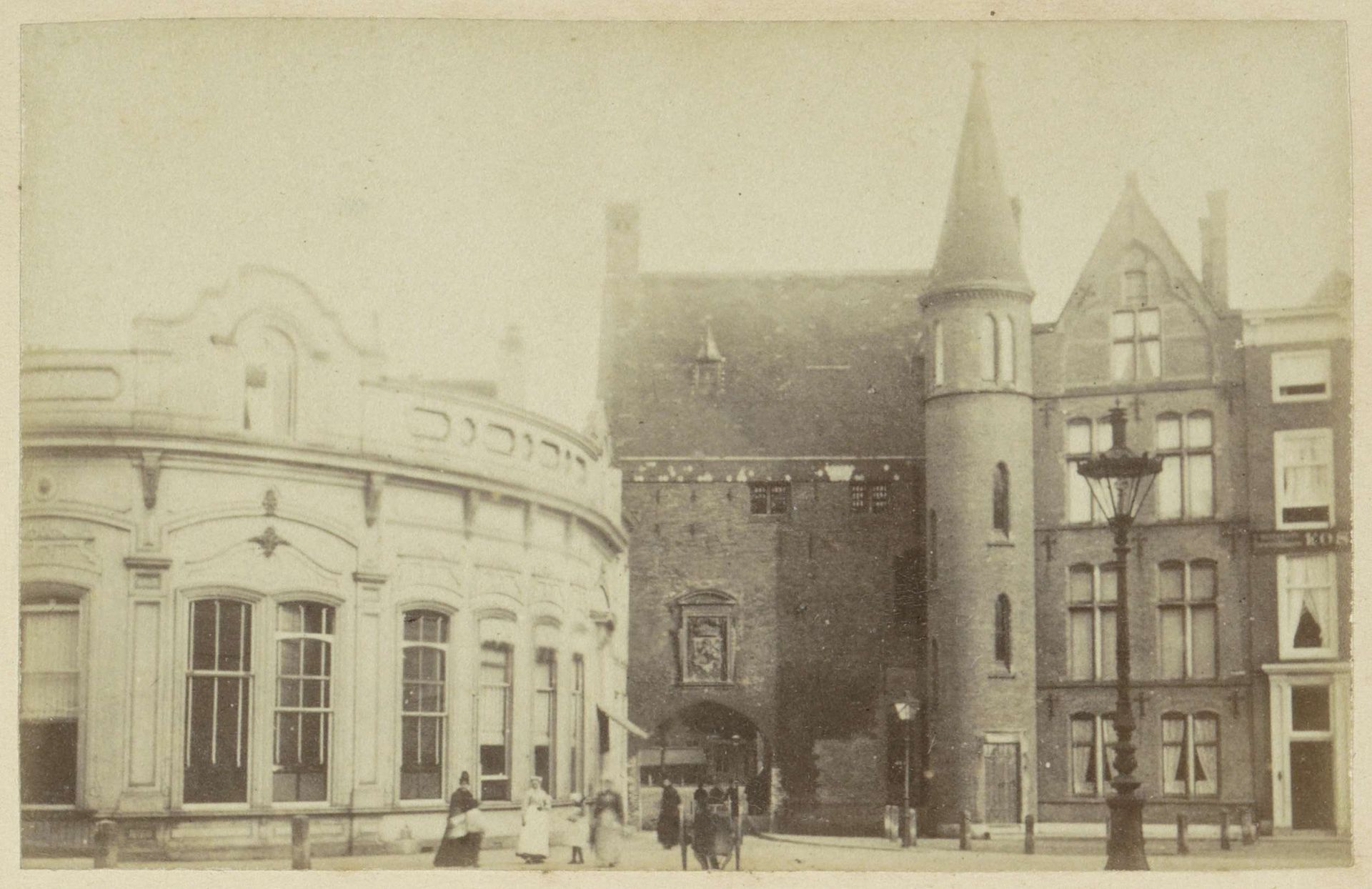 Gezicht op de Gevangenpoort en links Sociëteit de Plaats Royaal in Den Haag by Andries Jager