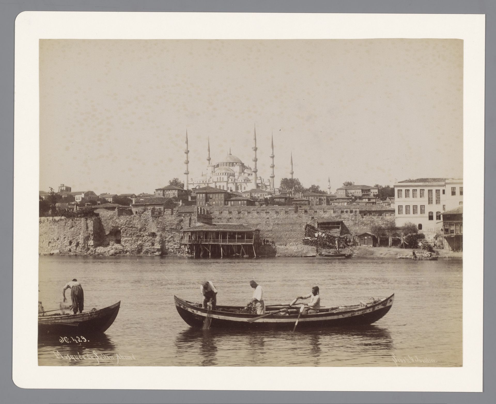 Gezicht op de Sultan Ahmetmoskee in Istanboel by Sébah & Joaillier