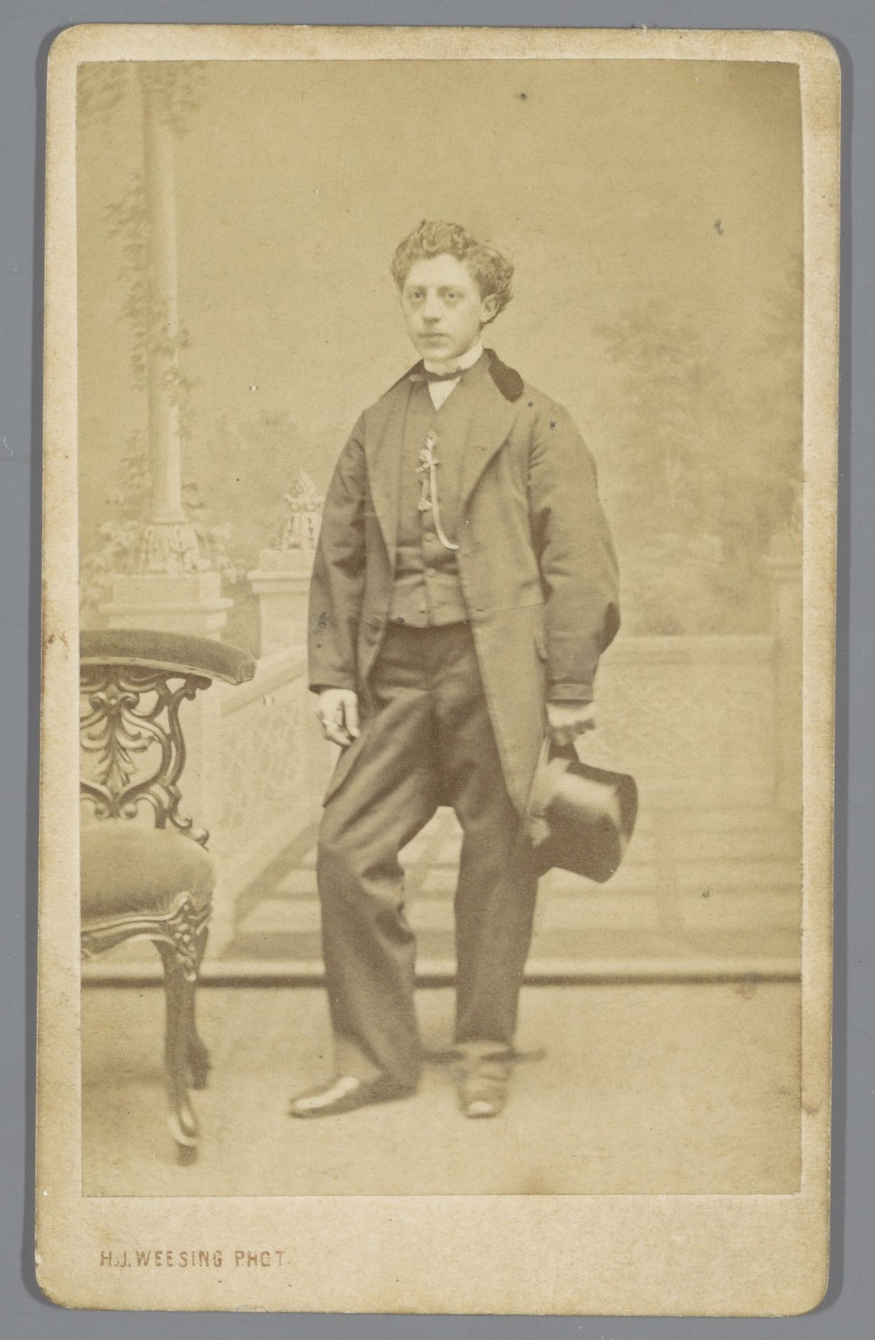 Portret van een onbekende man met hoge hoed by Hermanus Jodocus Weesing