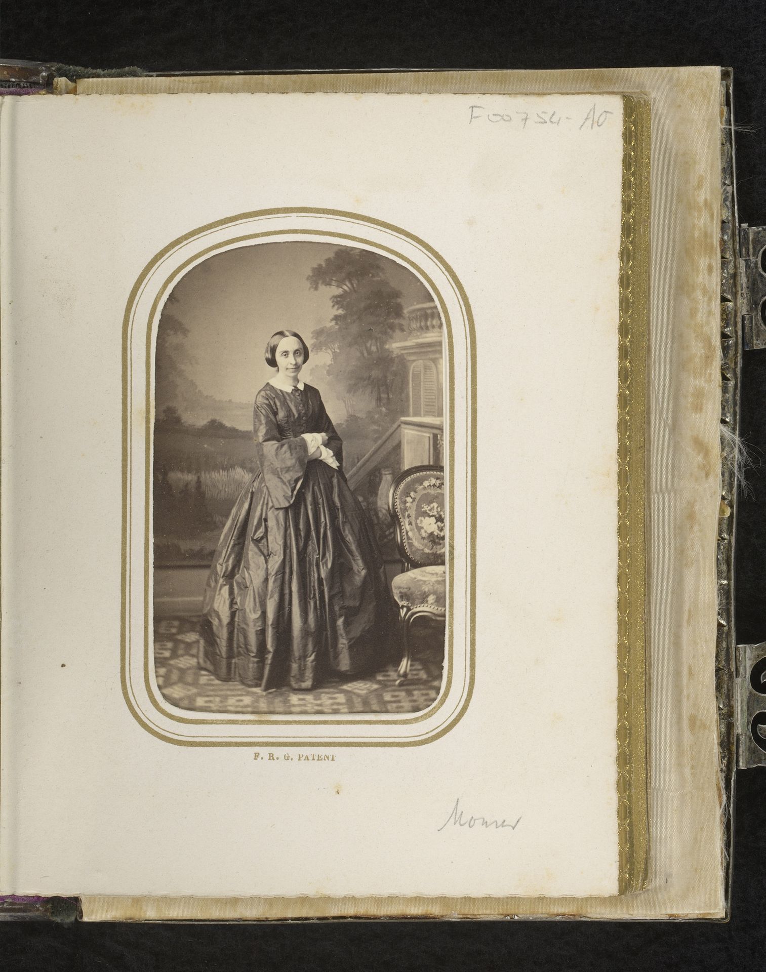 Portret van een staande vrouw by Achille Ernest Mouret