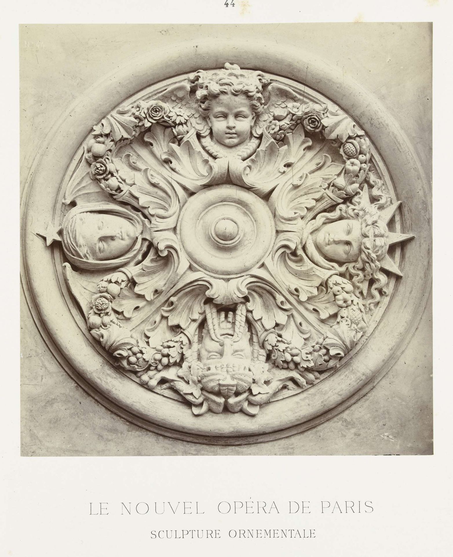 rond plafondornament, een reliëf met afgebeeld de vier winddrichtingen in hoofden. by Louis-Emile Durandelle
