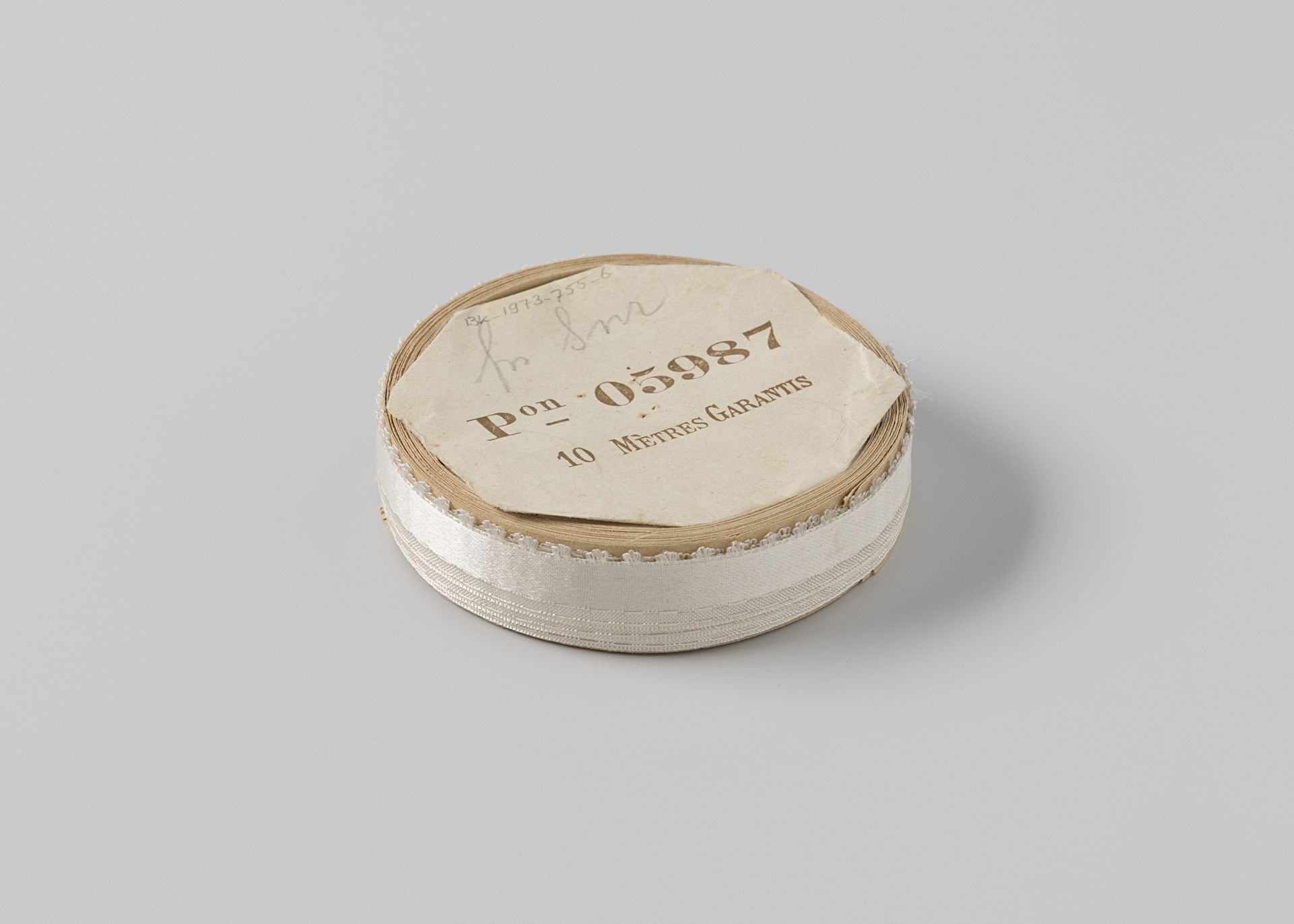 Lint op rol, wit satijn met één zijde voorzien van picots by Gustav Schnitzler