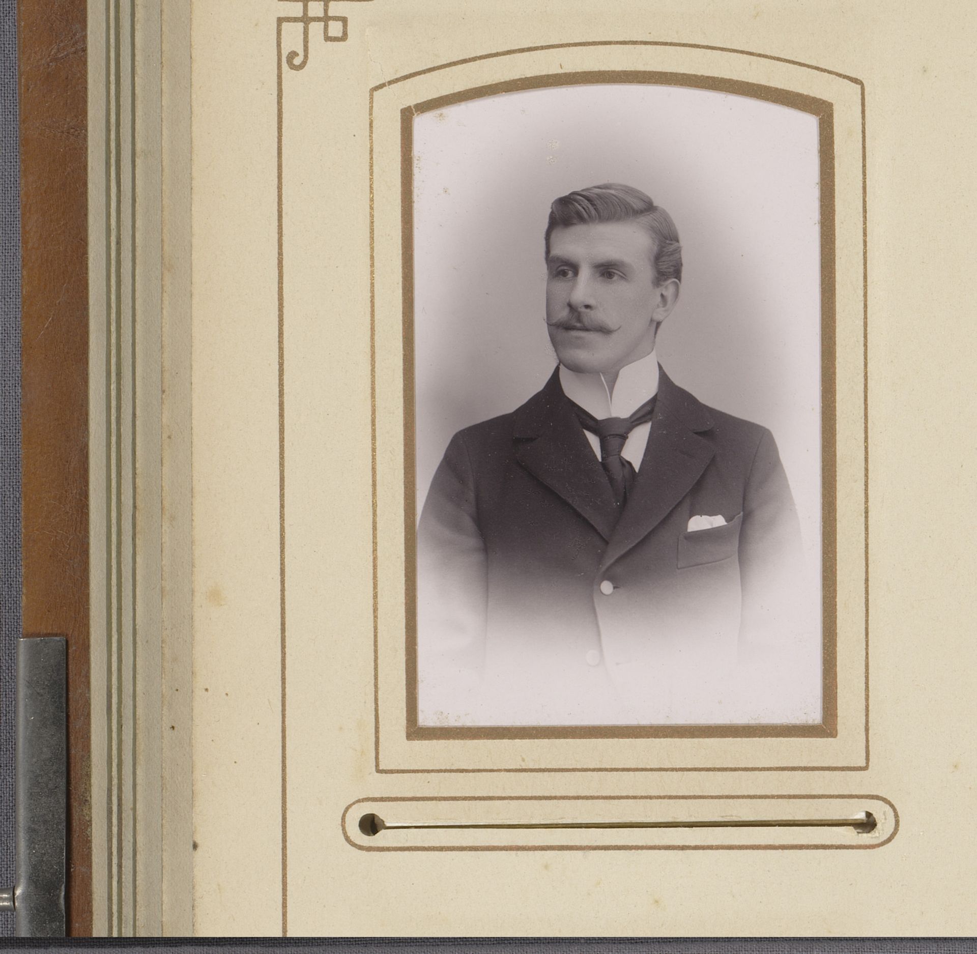Portret van een man met snor by Willy Schaarschmidt