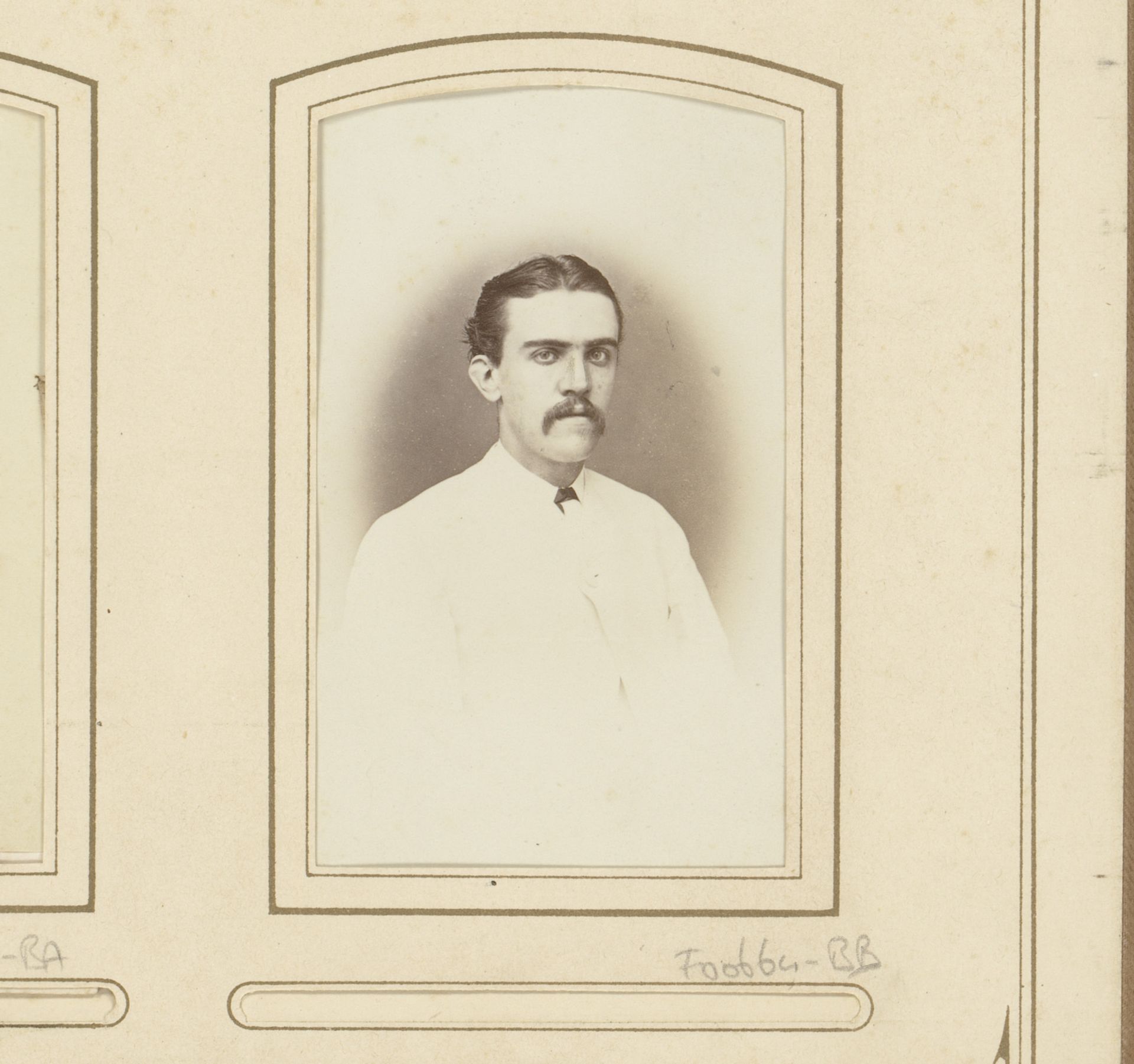 Portret van een man in wit pak by J.B. Jasper