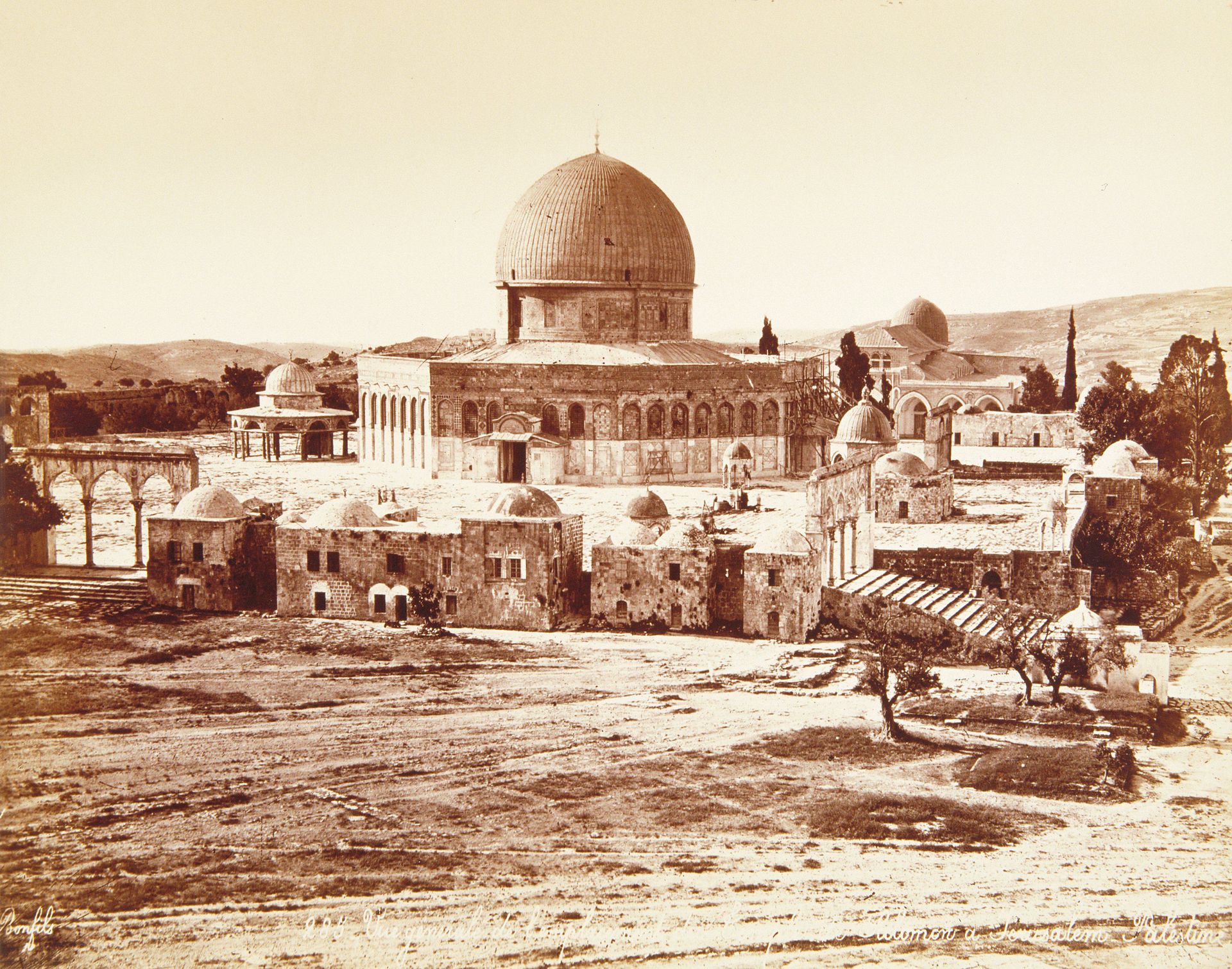 Vue générale de l'emplacement du Temple de Salomon à Jerusalem by Félix Bonfils