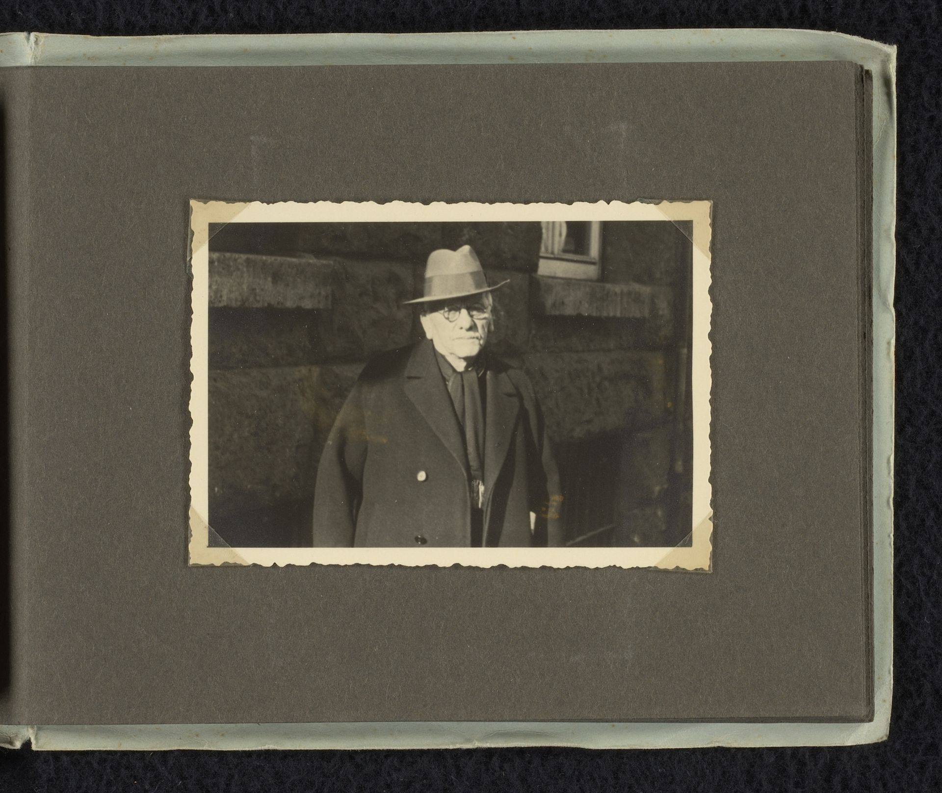 Meir Wachenheimer op straat in de buurt van de woning van de familie Wachenheimer by familie Wachenheimer
