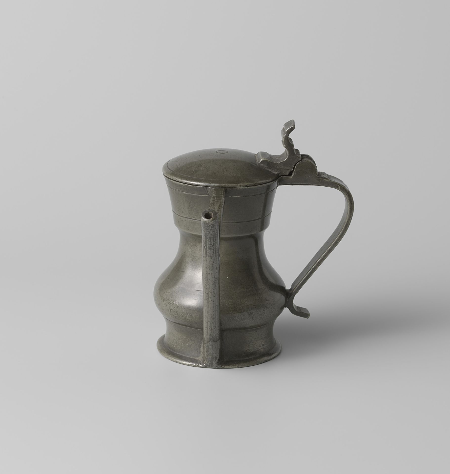 Tuitkan van tin met deksel by Hendrik van Mehen