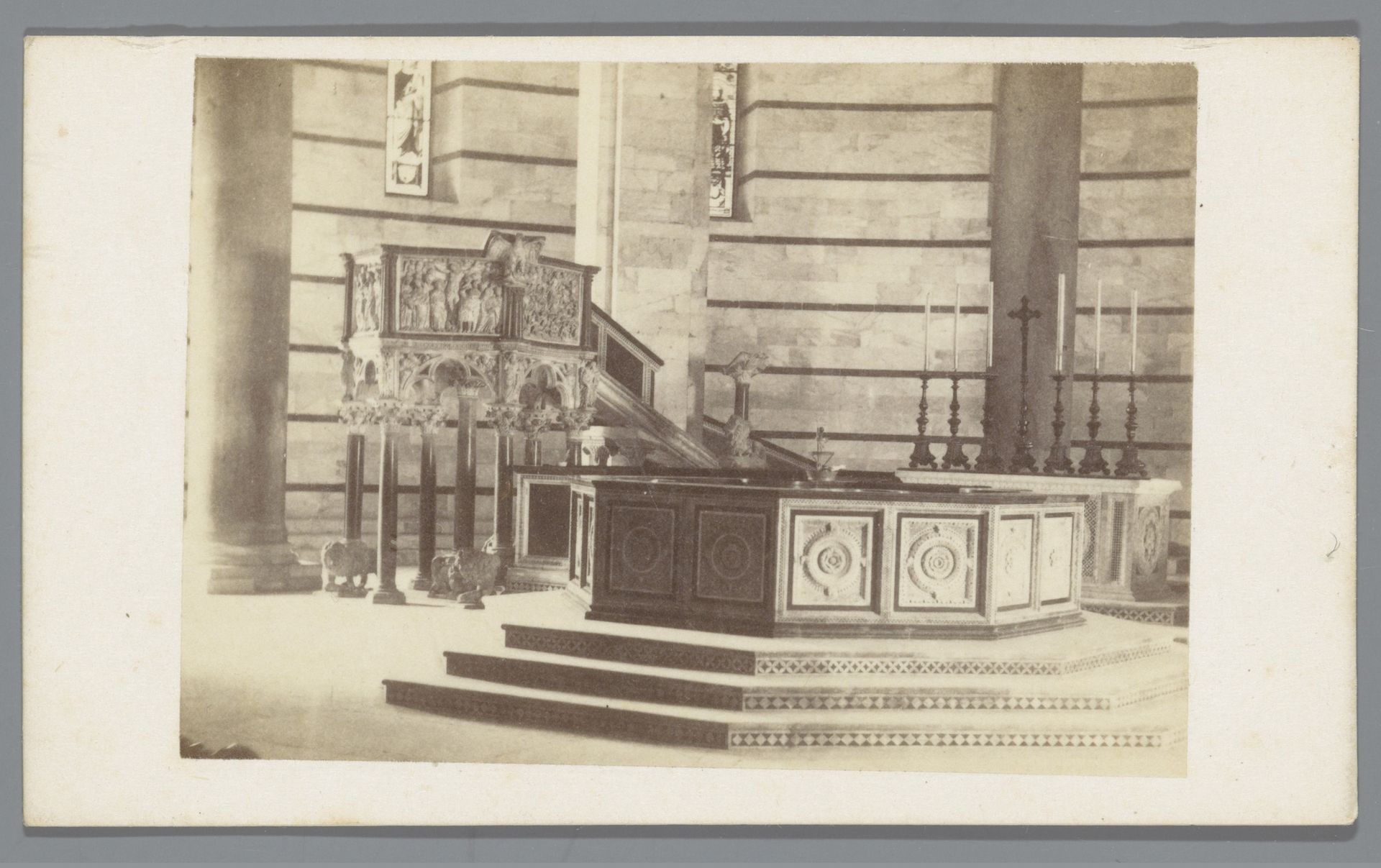 Interieur baptisterium, Pisa by Enrico van Lint