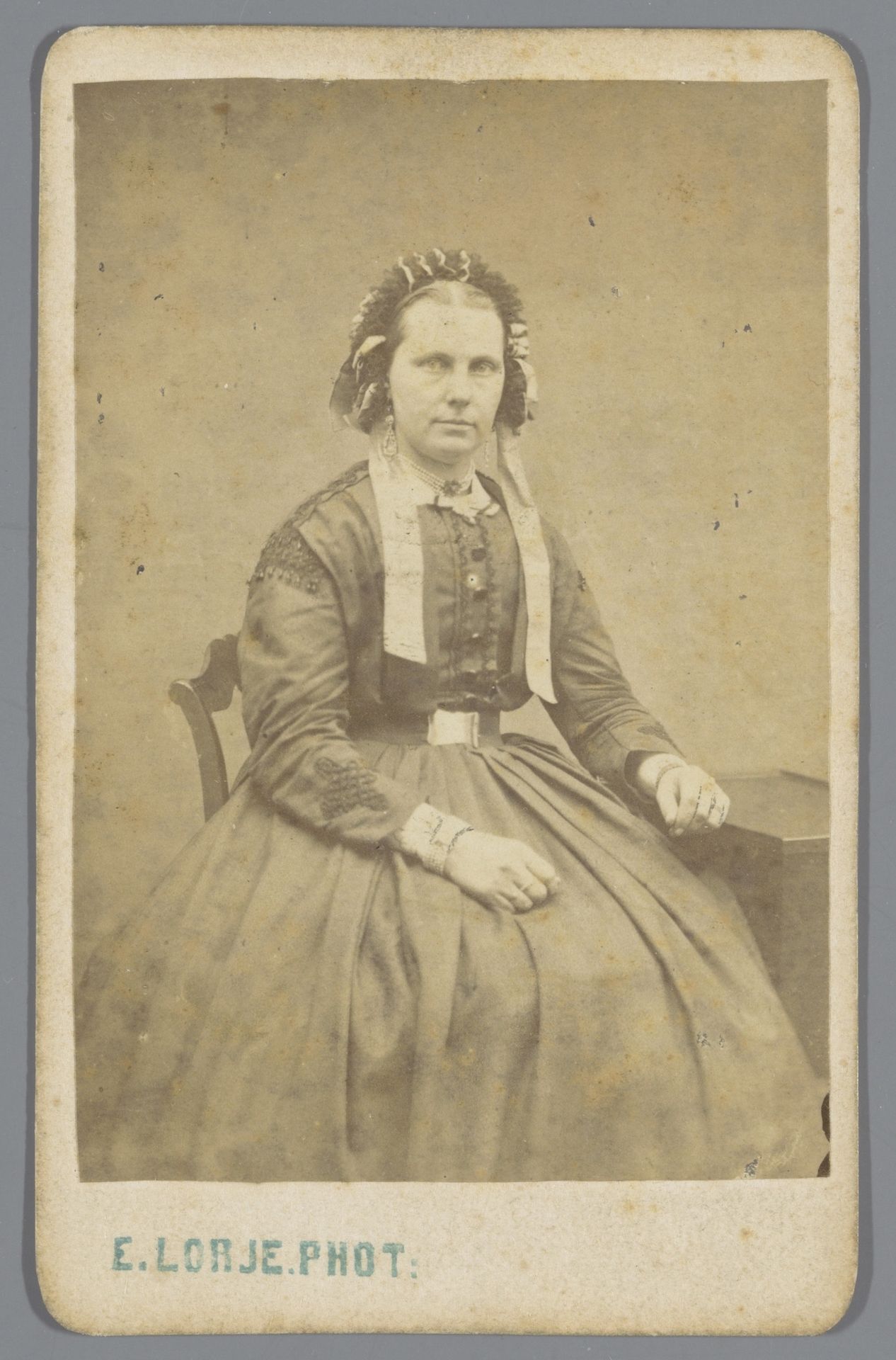 Portret van een onbekende vrouw met muts by Emanuel Lorjé