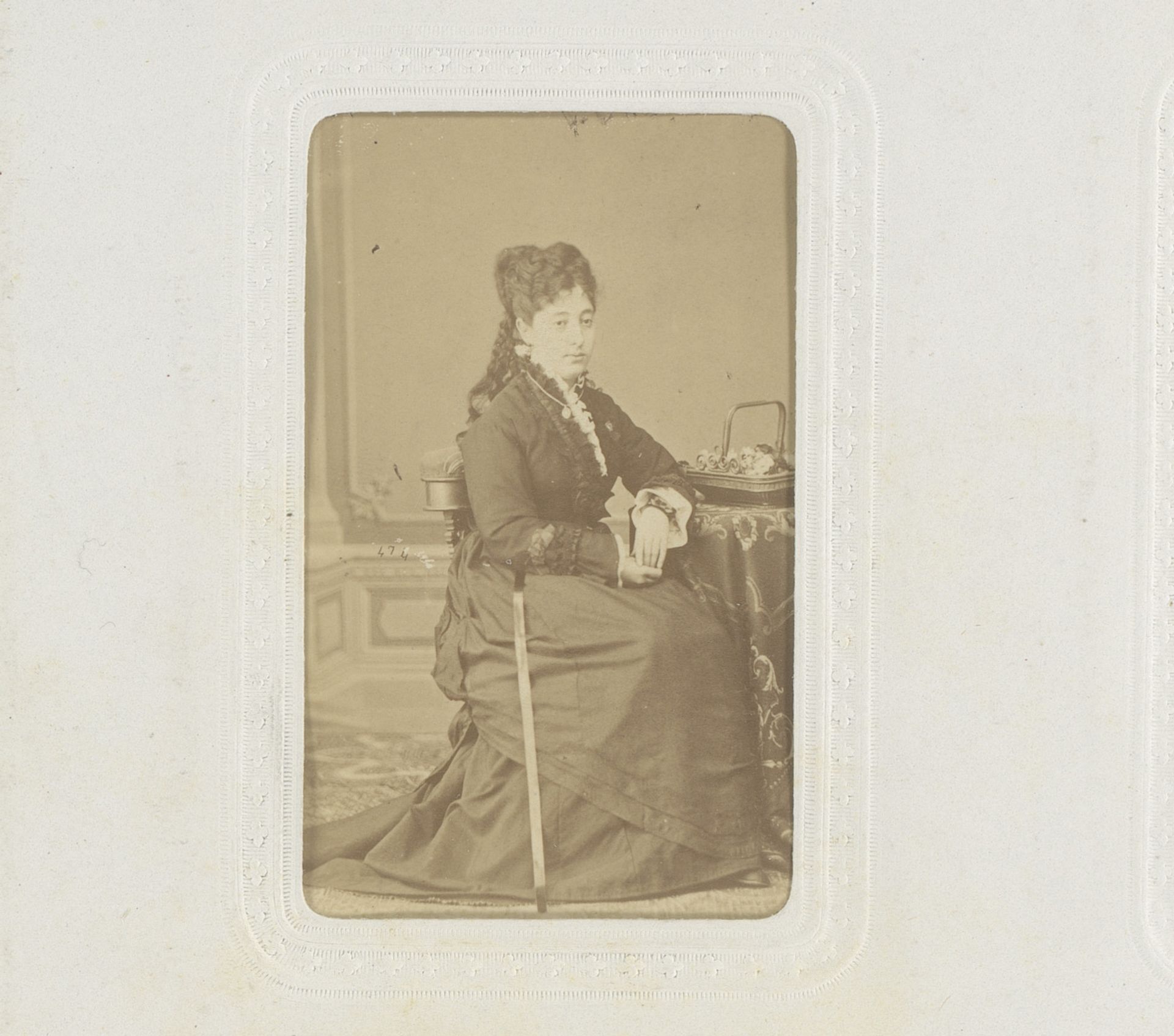 Portret van een zittende vrouw by F. de Mon