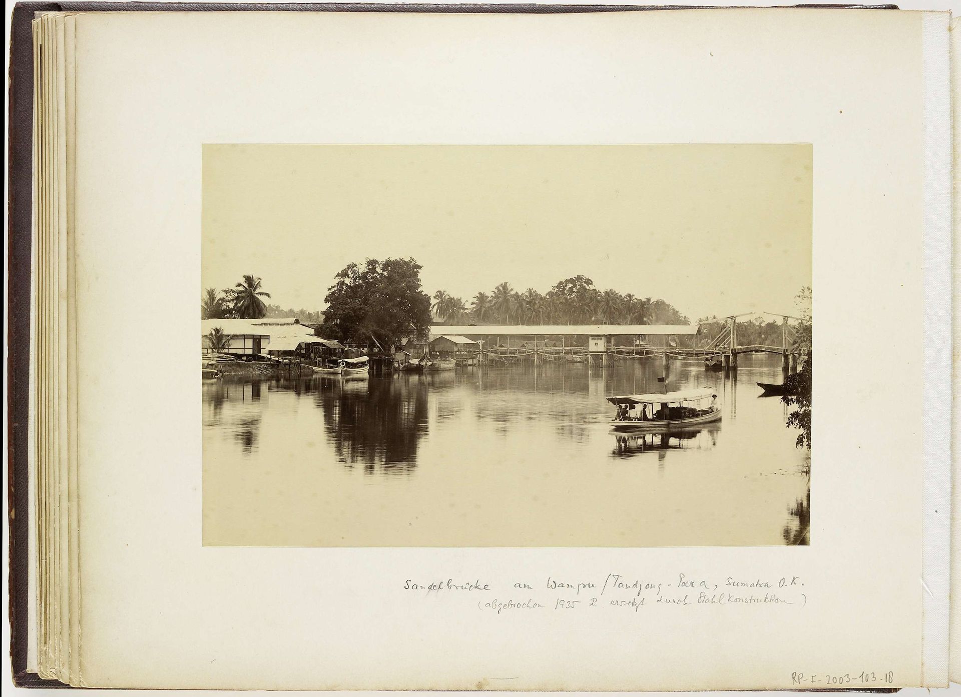 Gezicht op de Sandelbrug in de Wampoe rivier, Tandjong Poera,  Langkat Sumatra by Heinrich Ernst & Co