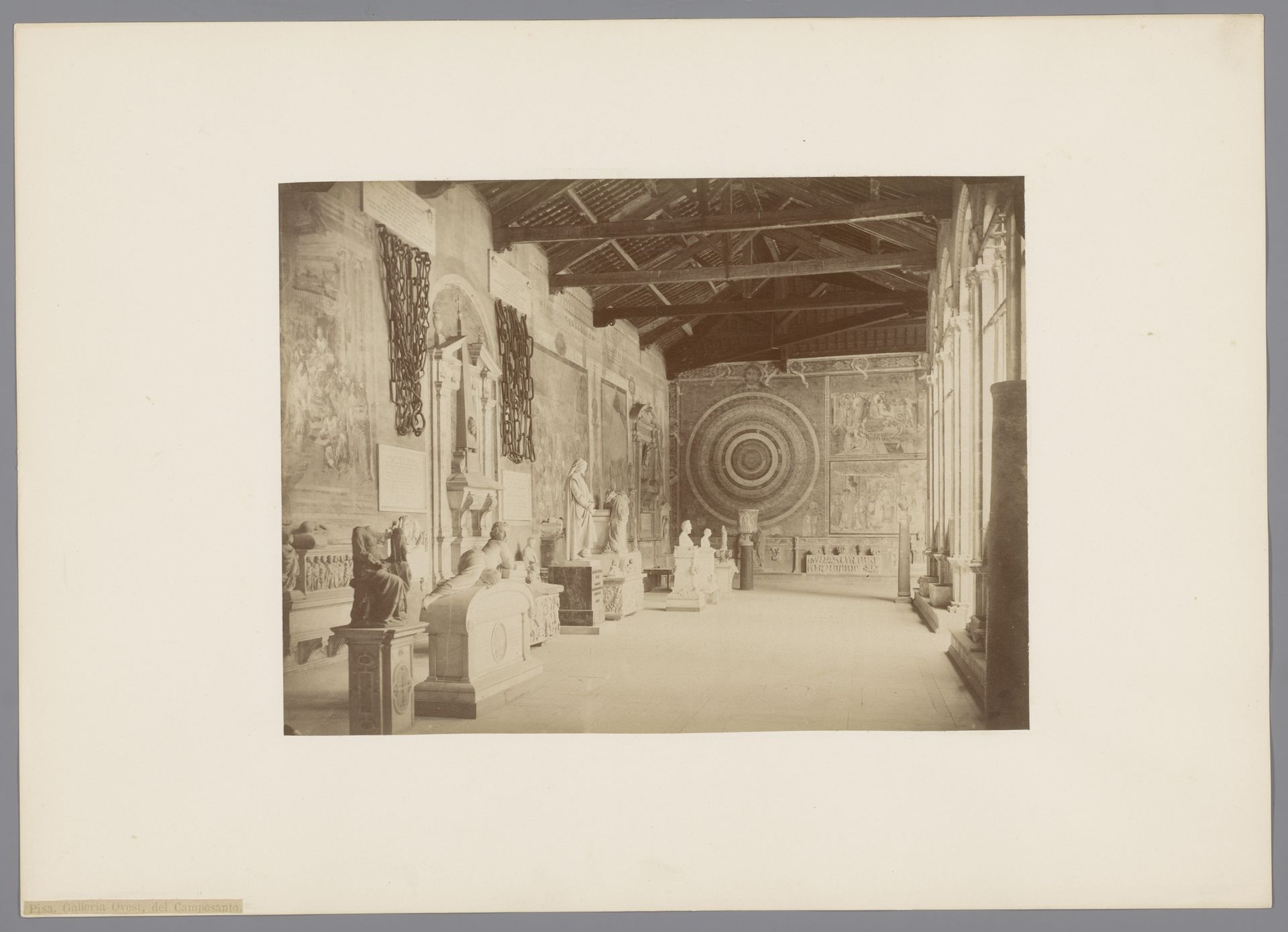 Interieur van de westelijke galerij in het Camposanto te Pisa, Italië by Alfredo Noack