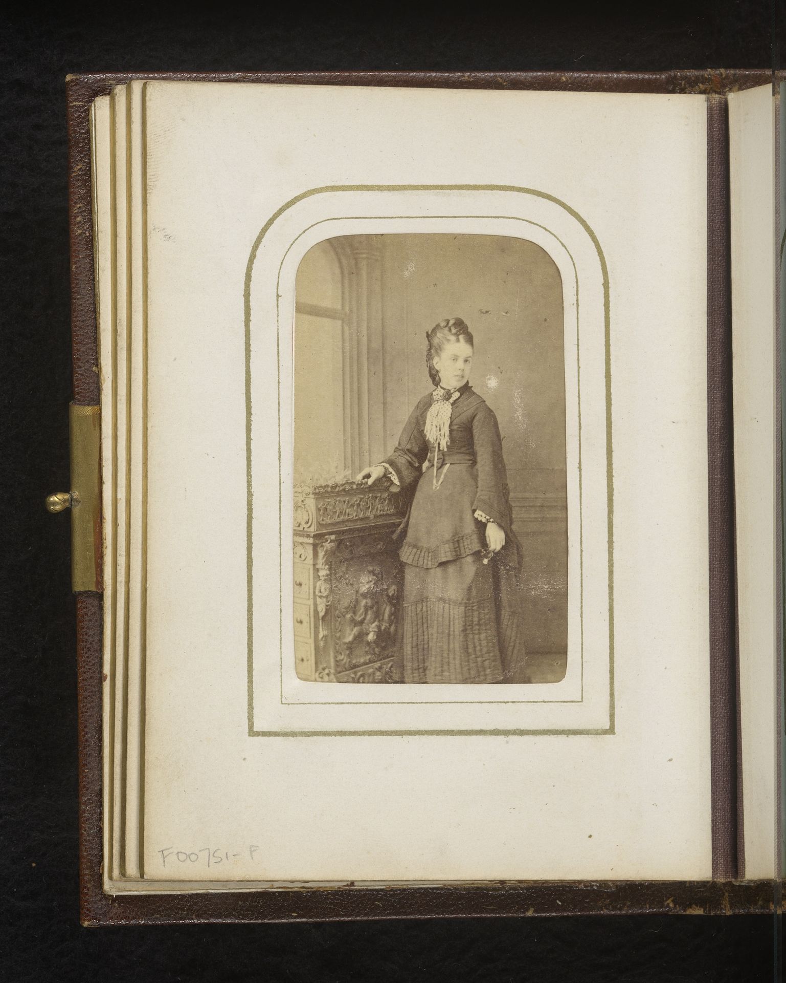 Portret van een staande vrouw by A. Bottomley