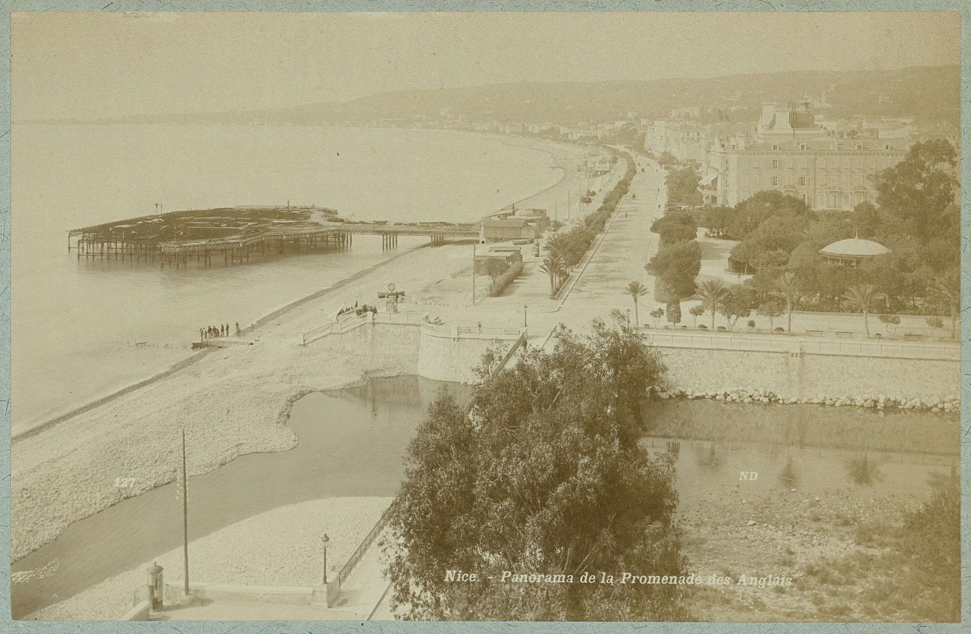 Gezicht op de Promenade des Anglais in Nice by Neurdein Frères