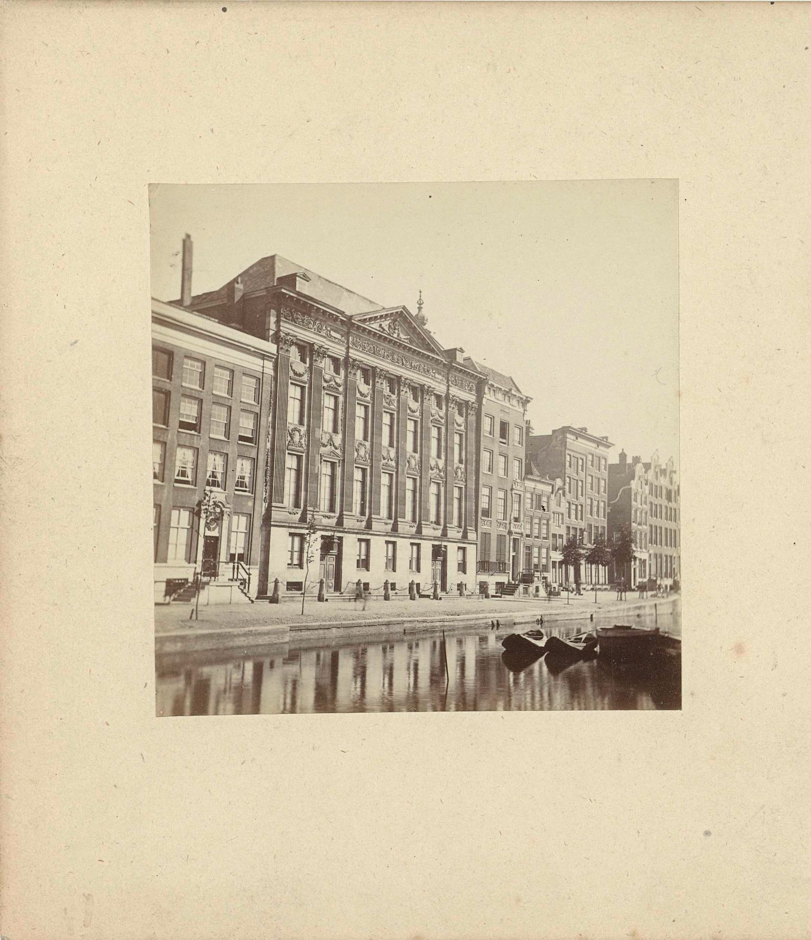 Rijksmuseum in het Trippenhuis aan de Kloveniersburgwal by Anonymous