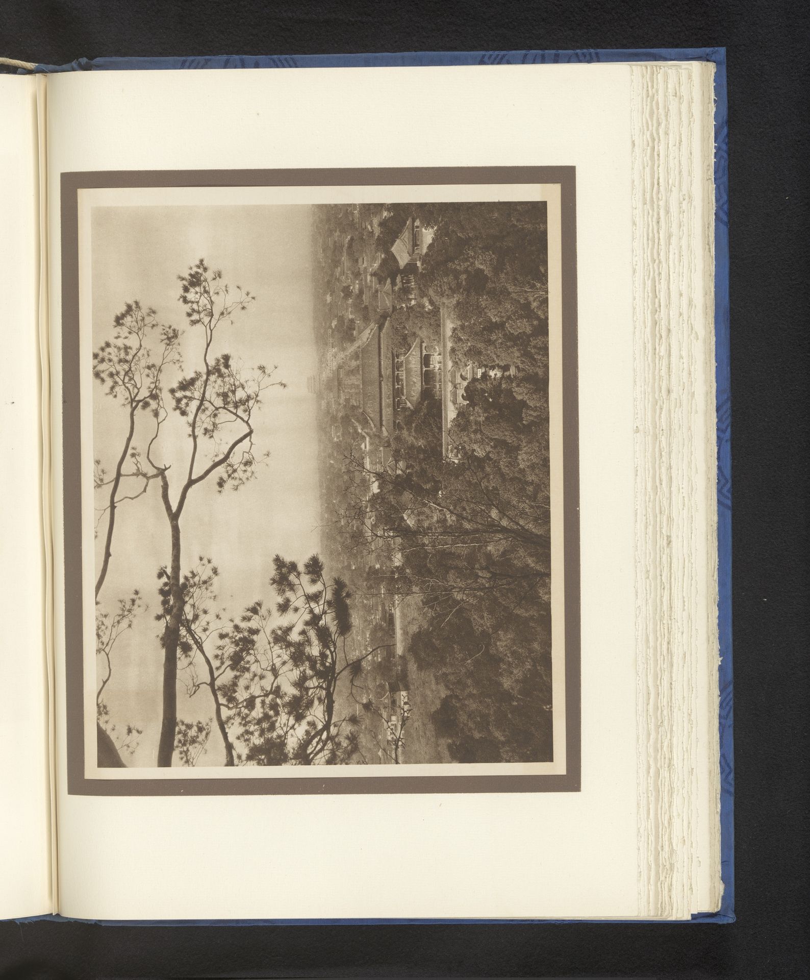 Gezicht op Peking by Donald Mennie