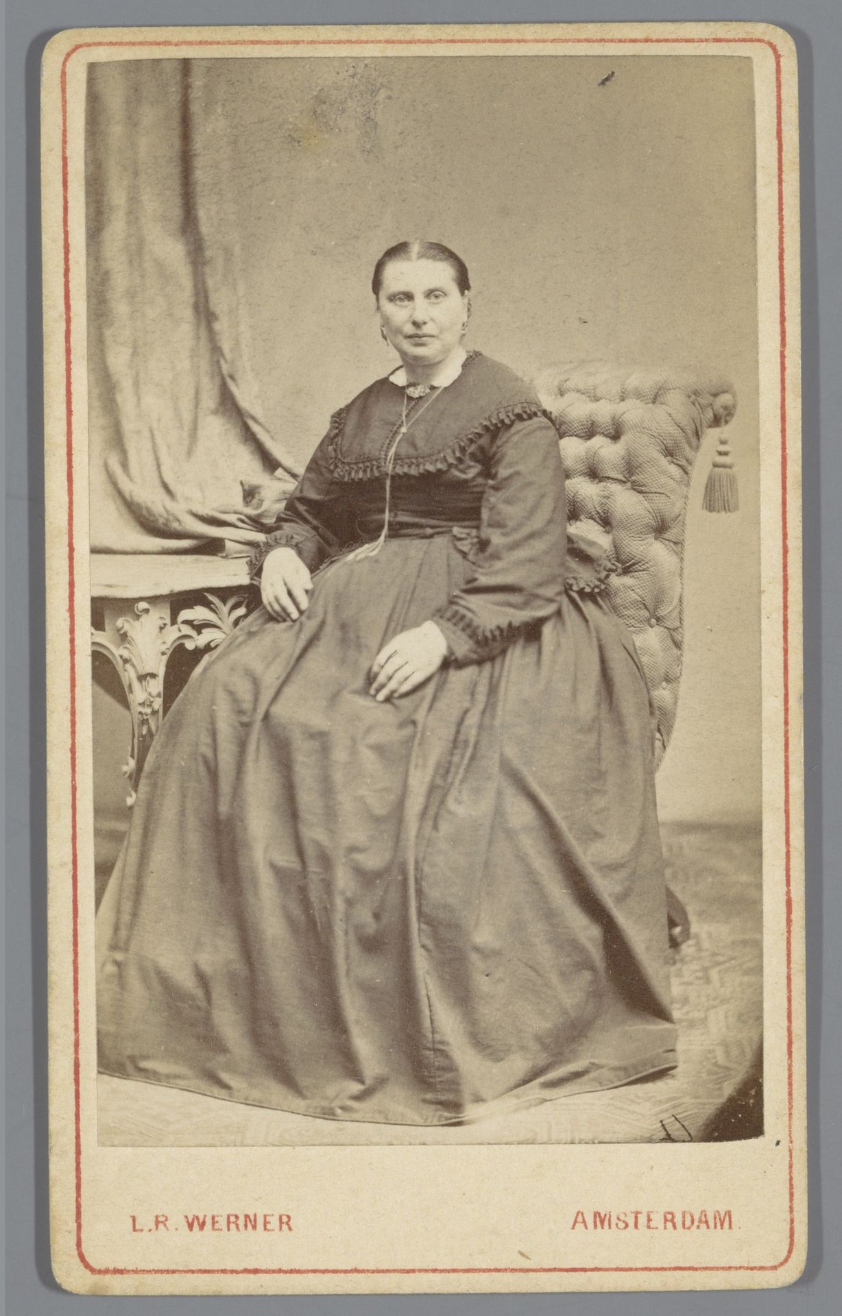 Portret van een onbekende vrouw by Louis Robert Werner