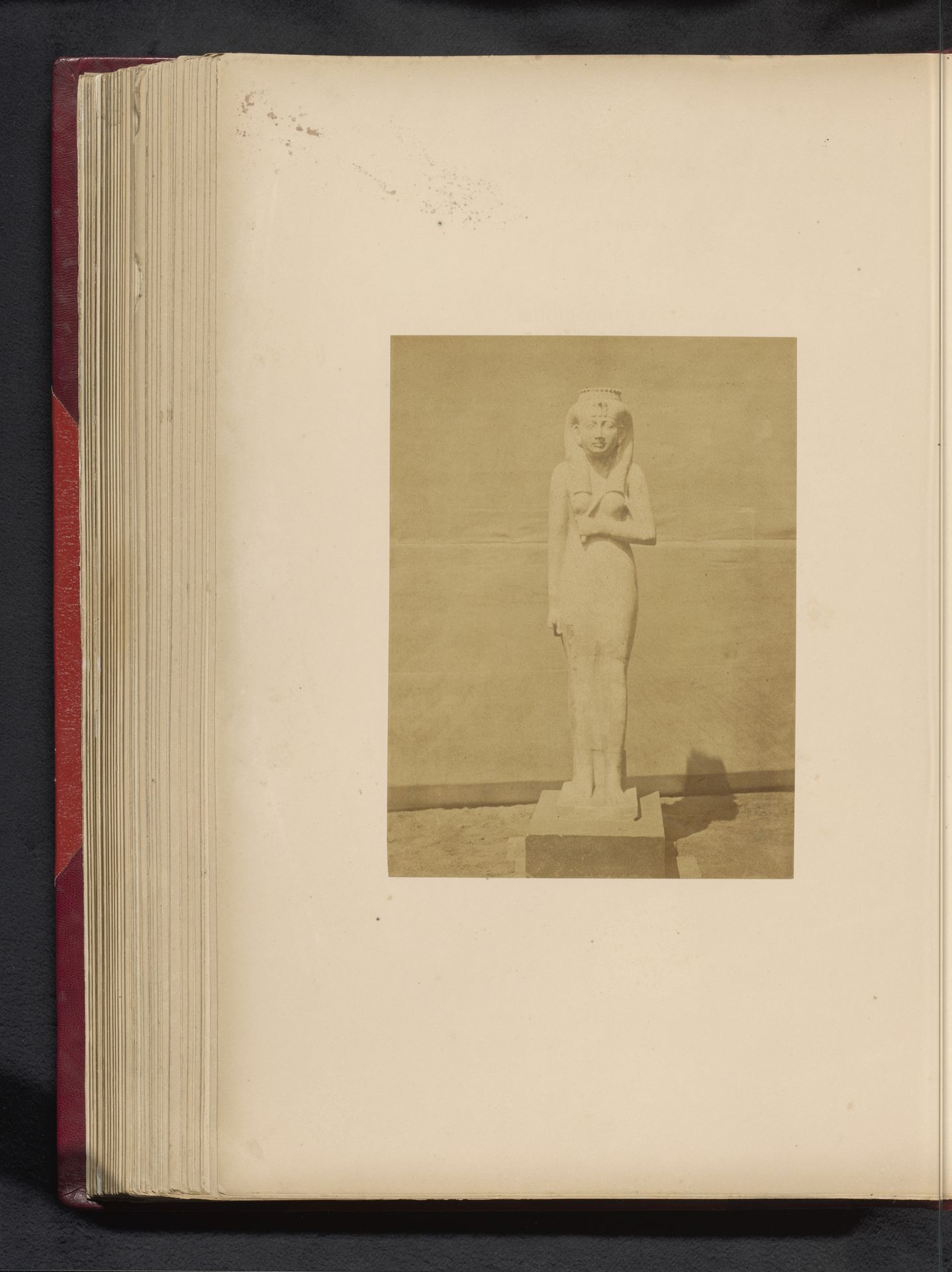 Egyptisch standbeeld in het Boulaq Museum in Caïro, Egypte by Hippolyte Délié