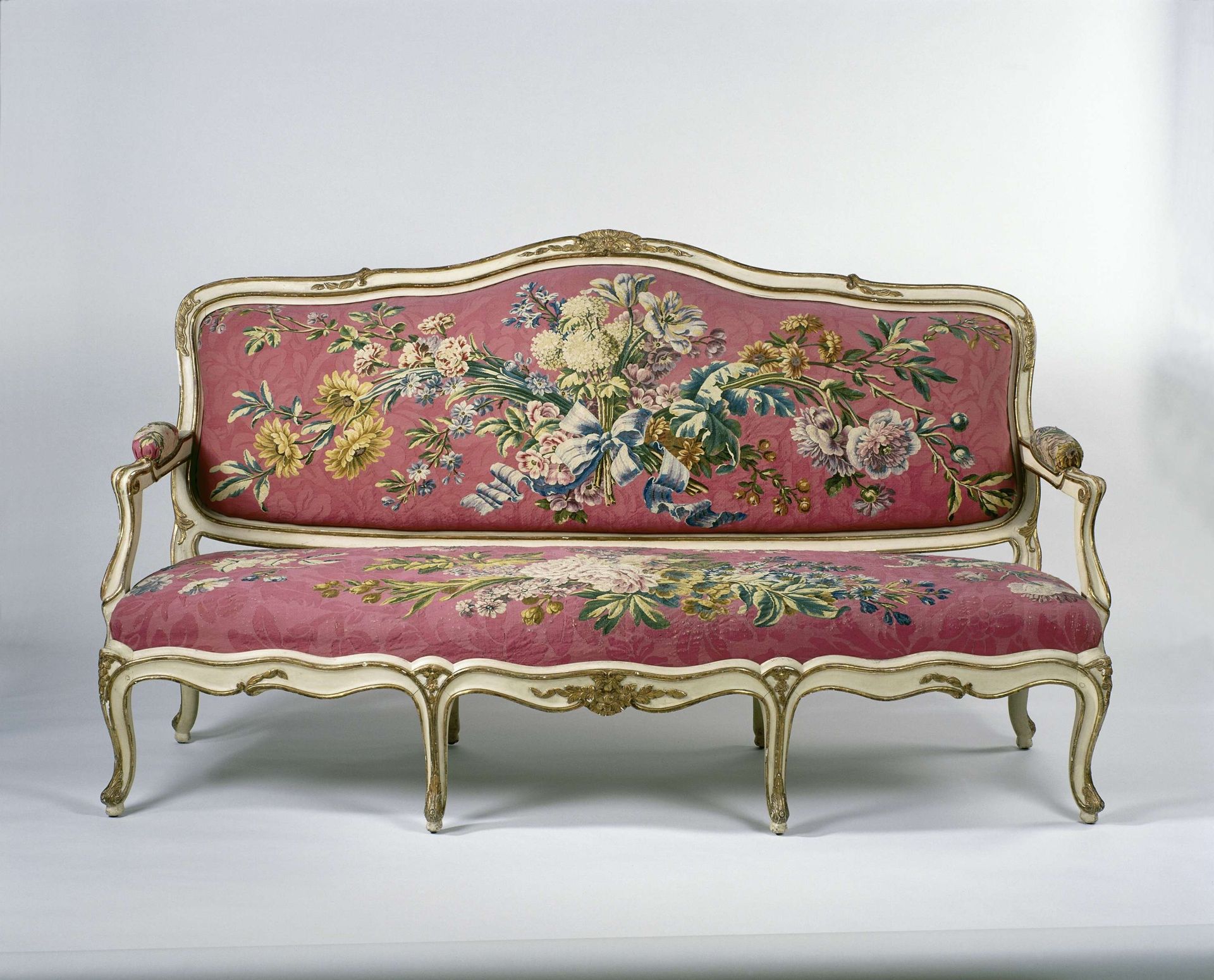 Canapé bekleed met tapisserie met bloemboeketten by Anonymous