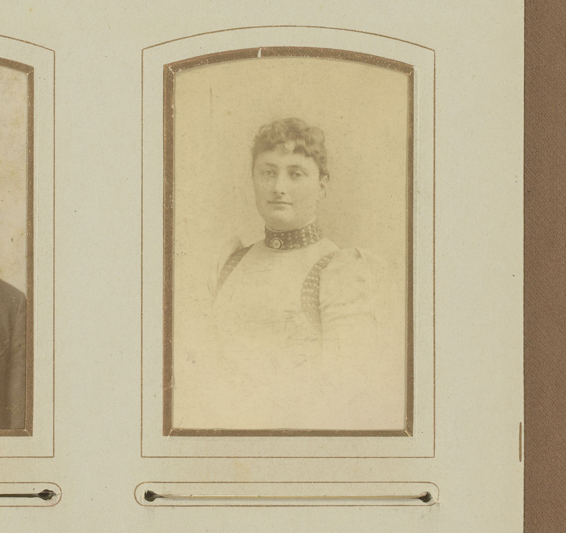 Portret van een jonge vrouw by Max Büttinghausen