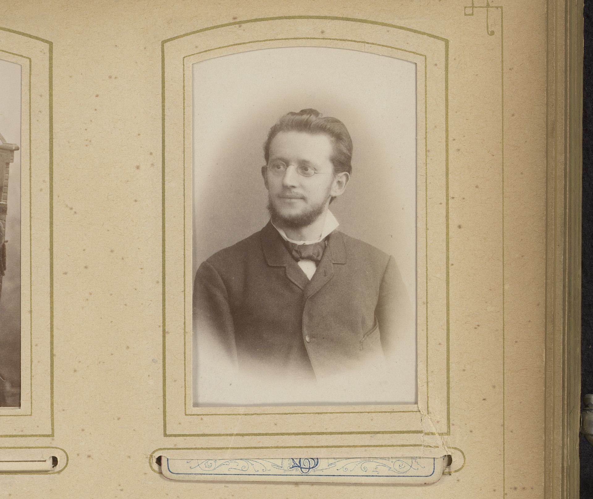 Portret van een man met baard en bril by Ernst Schroeter
