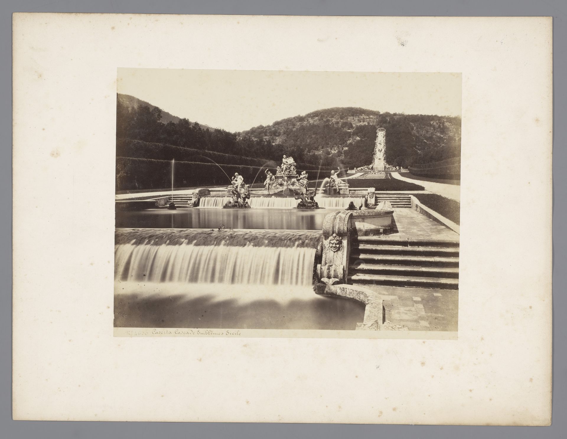 Fontein in de tuin van het paleis van Caserta, Italië by Giorgio Sommer