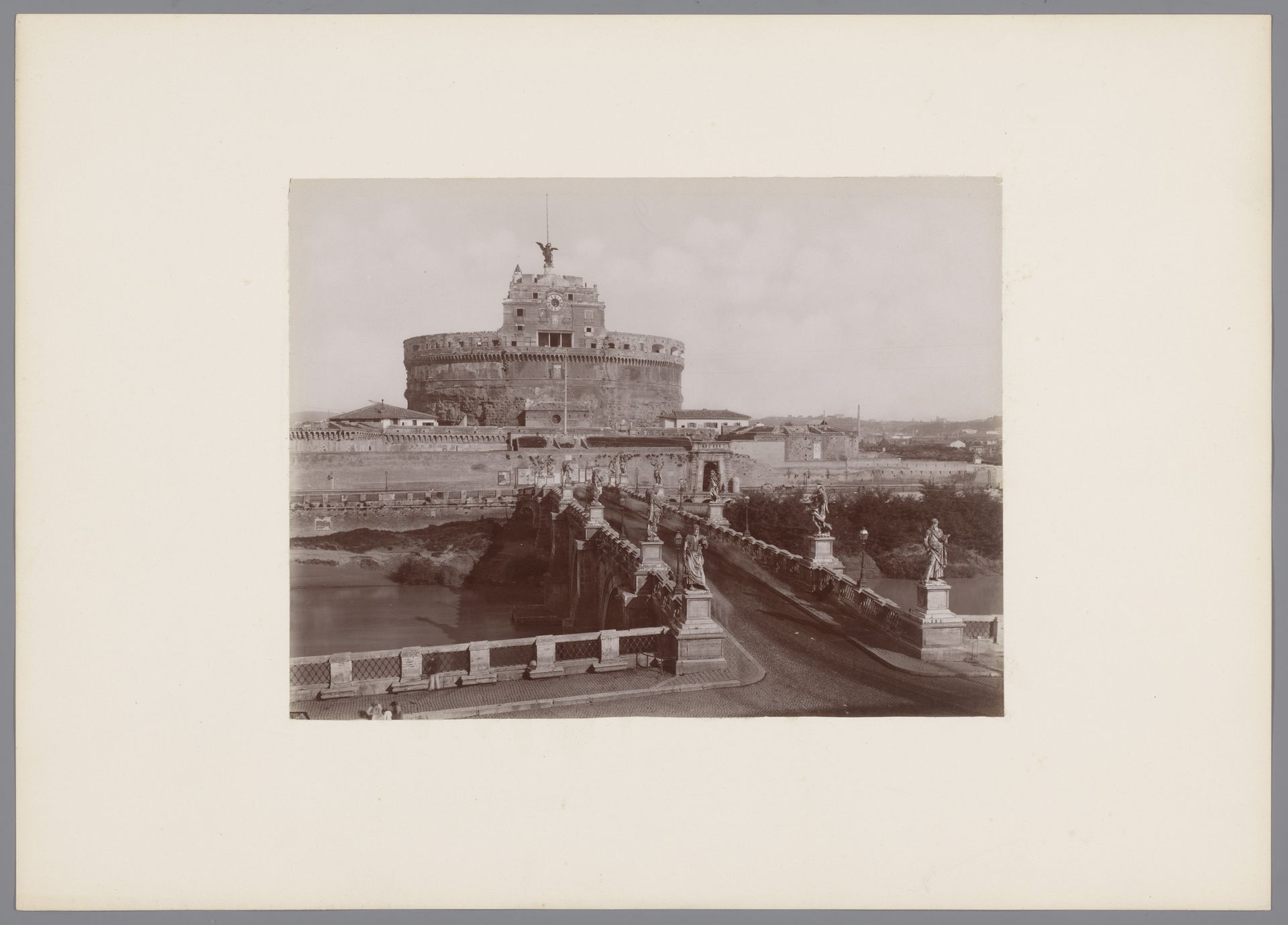 Gezicht op de Engelenbrug en Engelenburcht te Rome, Italië by Giacomo Brogi