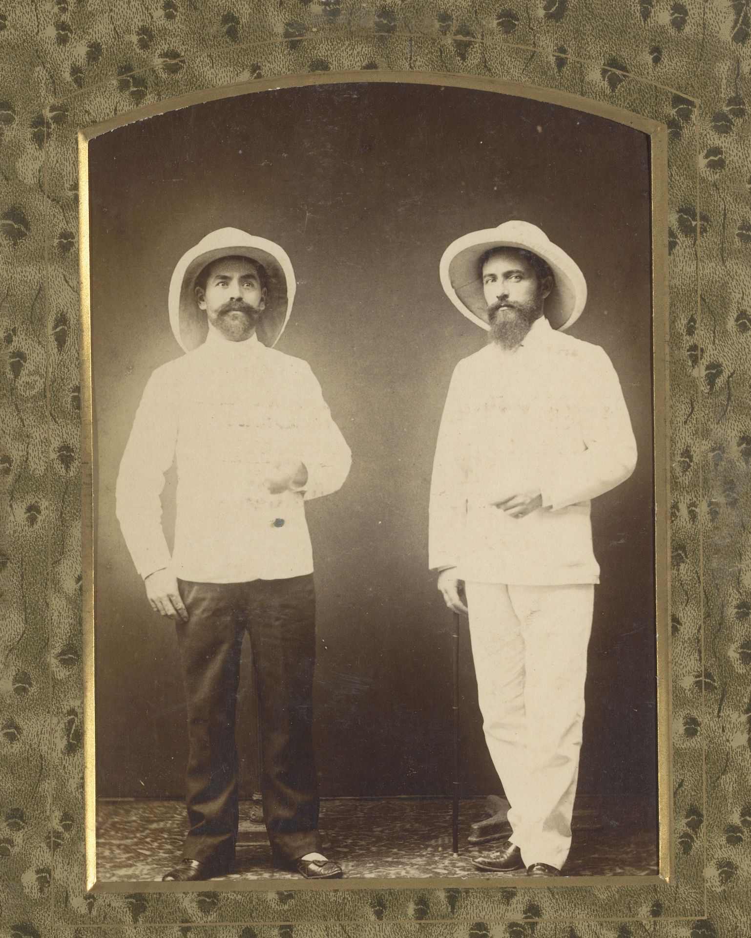 Portret van twee mannen met snor en baard in tropenkostuum by Mi Cheong