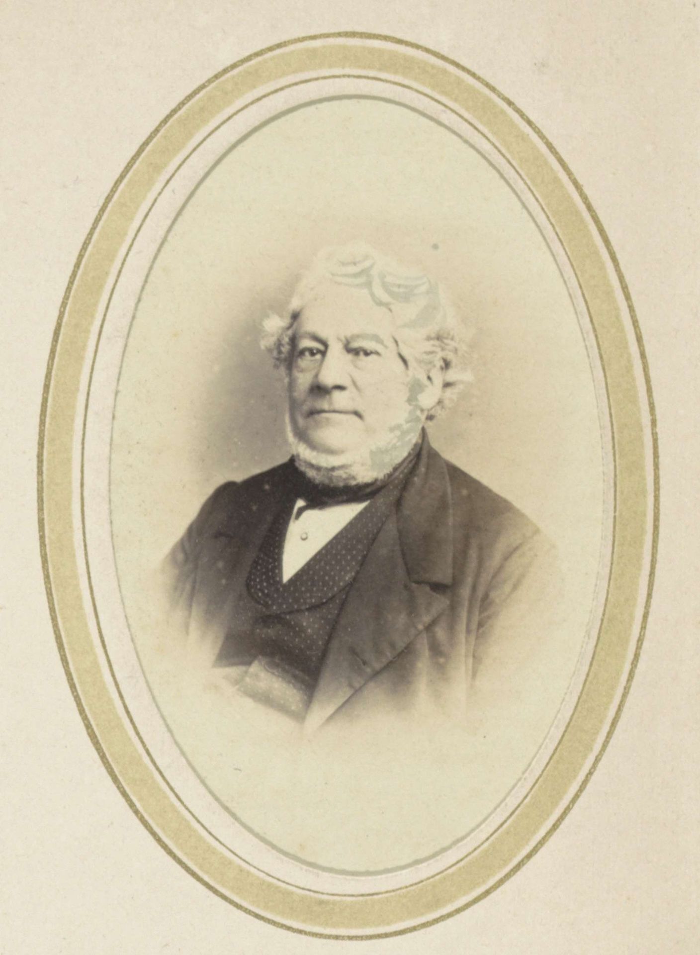 Portret van een man met een baard en een jas by A. Böeseken