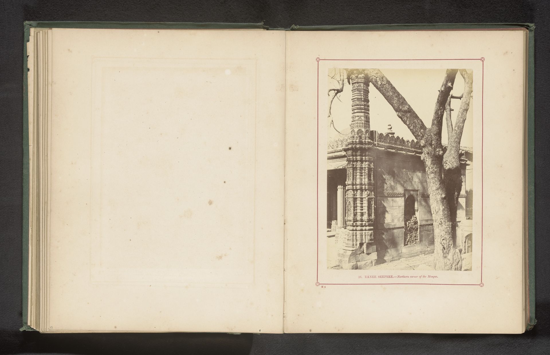 Gedecoreerde hoekpilaar van de Rani Sipri's-moskee in Ahmedabad by Thomas Biggs