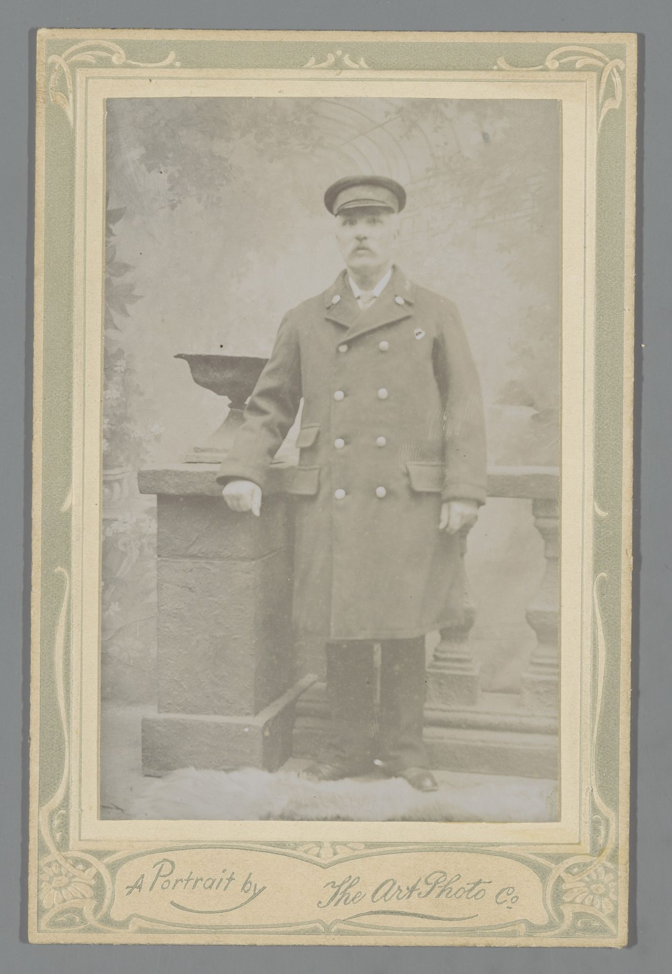 Portret van een onbekende man in een uniform by The Art Photo Co.