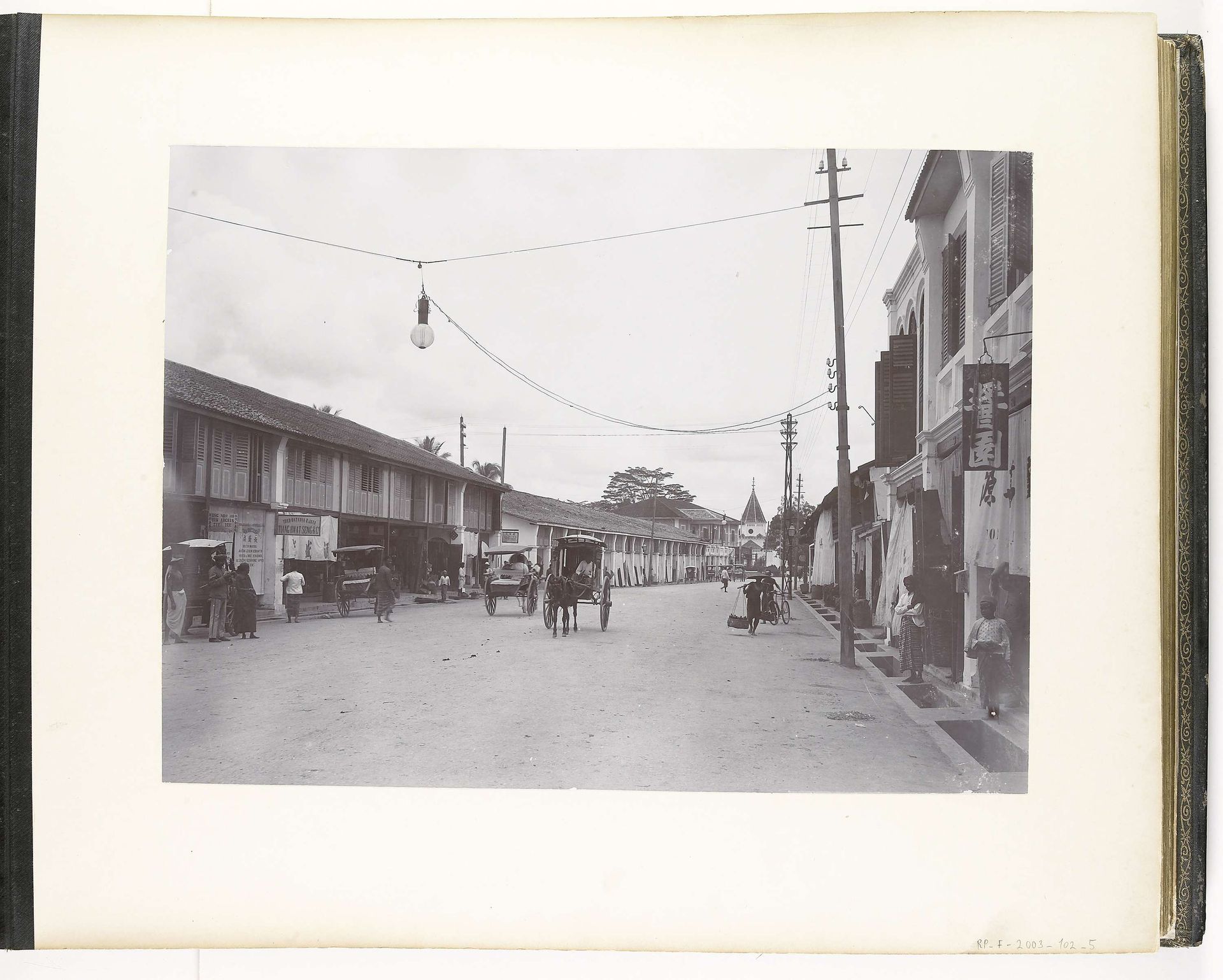 Gezicht op Kesawanstraat in Medan, Sumatra (Kesawanstrasse von Süden gesehen) by Stafhell & Kleingrothe