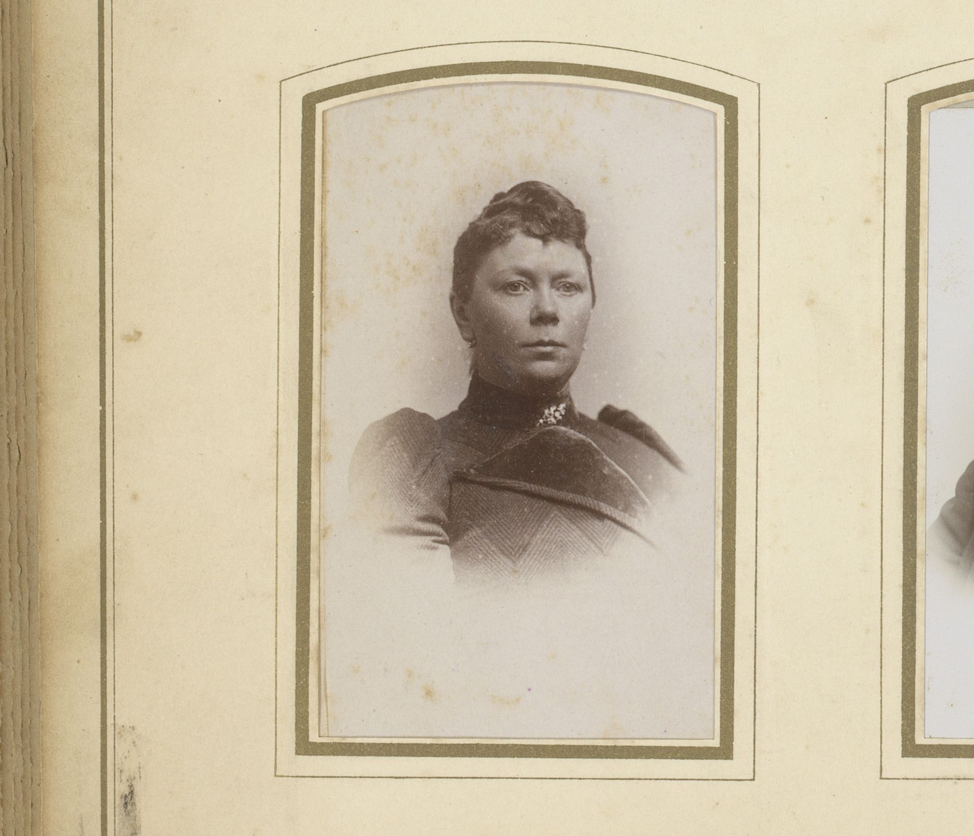 Portret van een vrouw by Johannes Gerardus Kramer