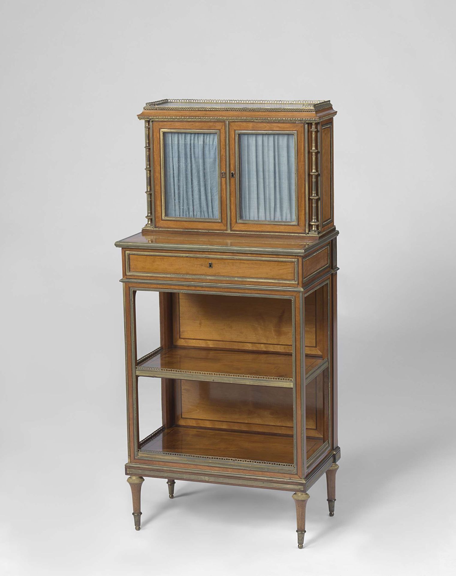 Bonheur du jour met onder- en middenblad en met terugspringend opzetstuk met twee deurtjes. Opengewerkte kroonlijst. Blad van wit marmer.Belijmd met verschillende houtsoorten by Adam Weisweiler