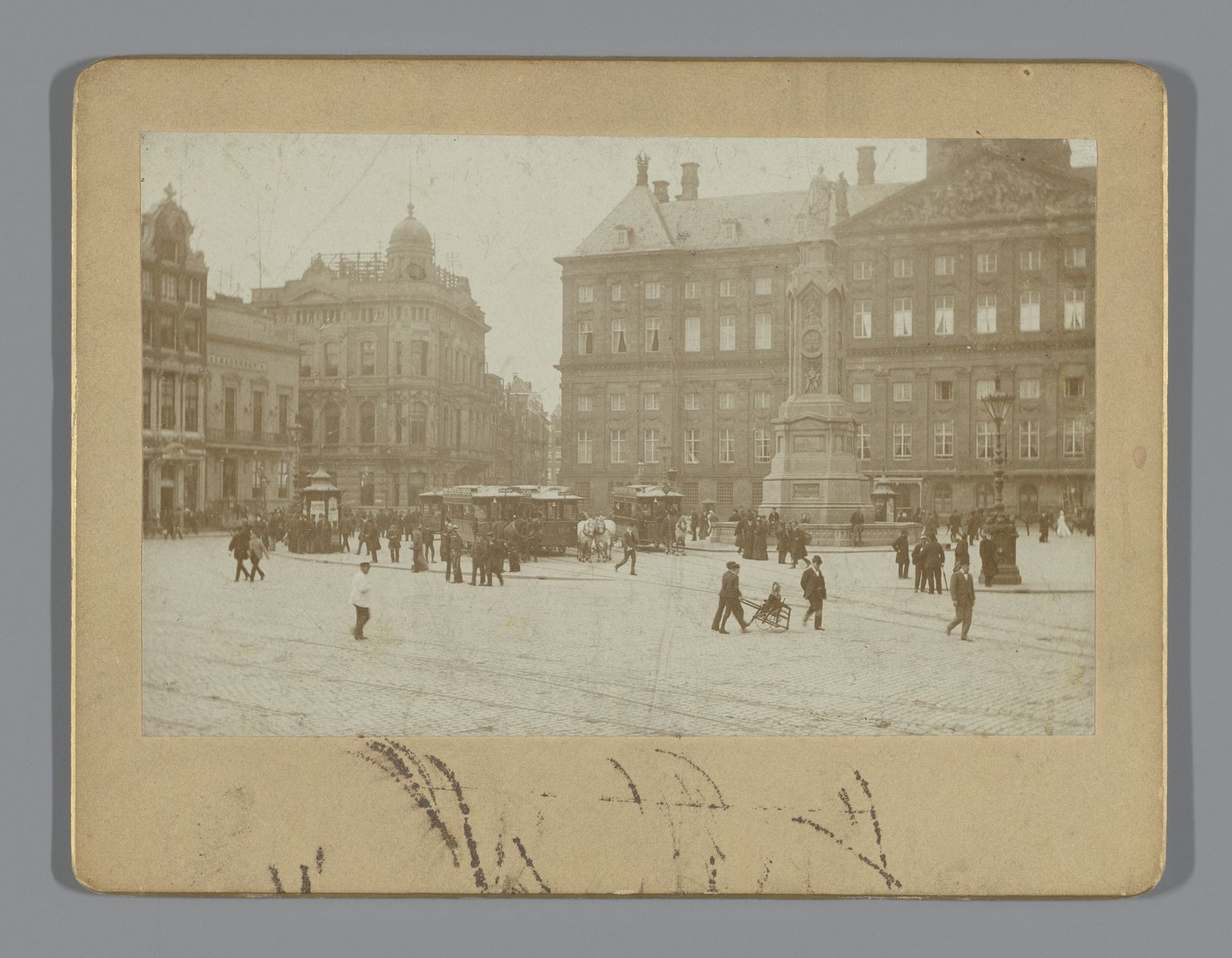 Gezicht op de Dam met paardentrams in Amsterdam by Gerrit van der Mey