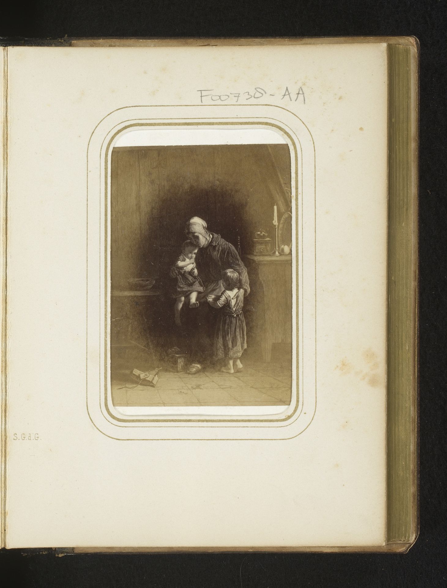 Fotoreproductie van Les Orphelins door Jozef Israëls by Anonymous