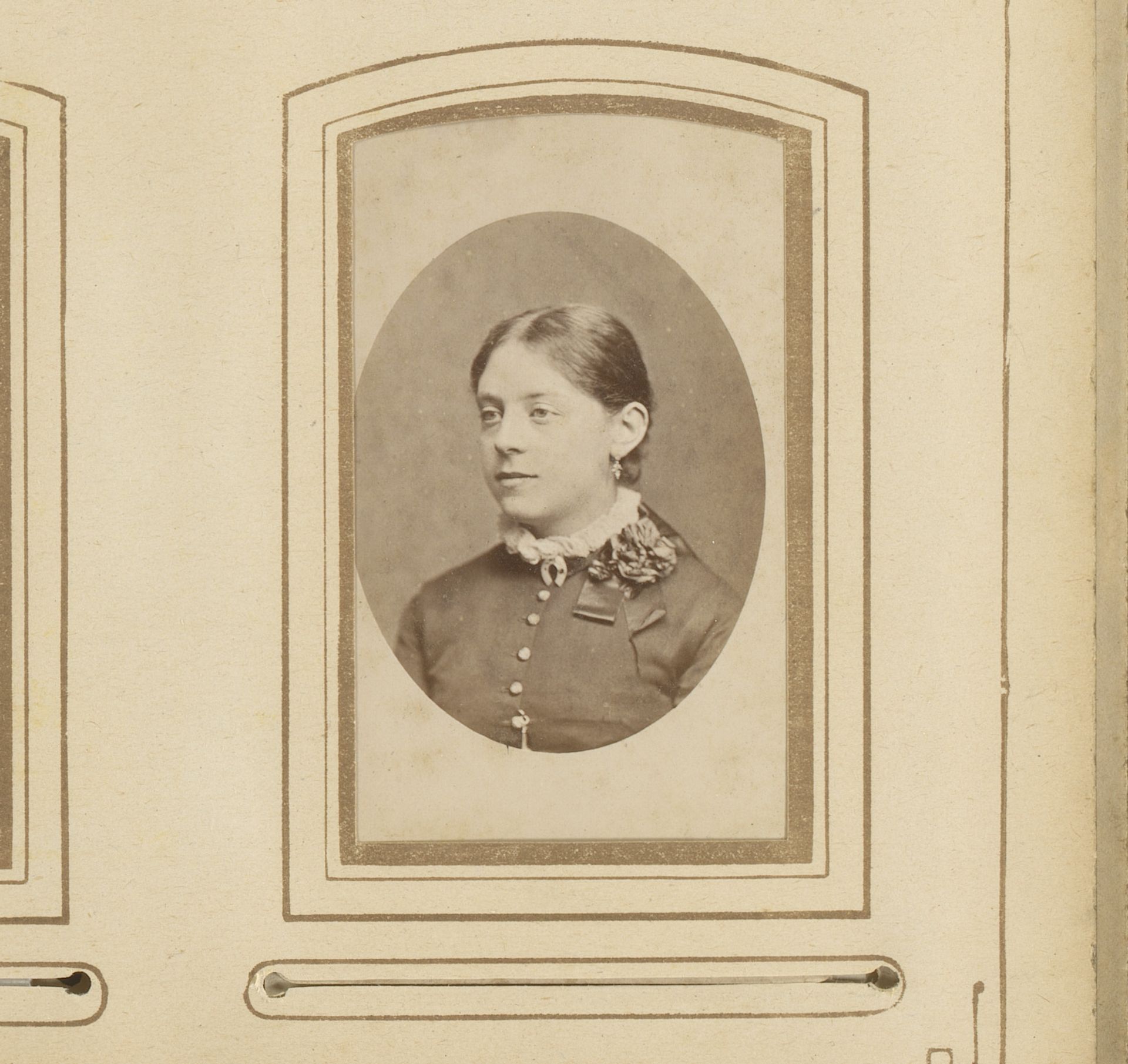 Portret van een jonge vrouw by Abraham Koorenhoff