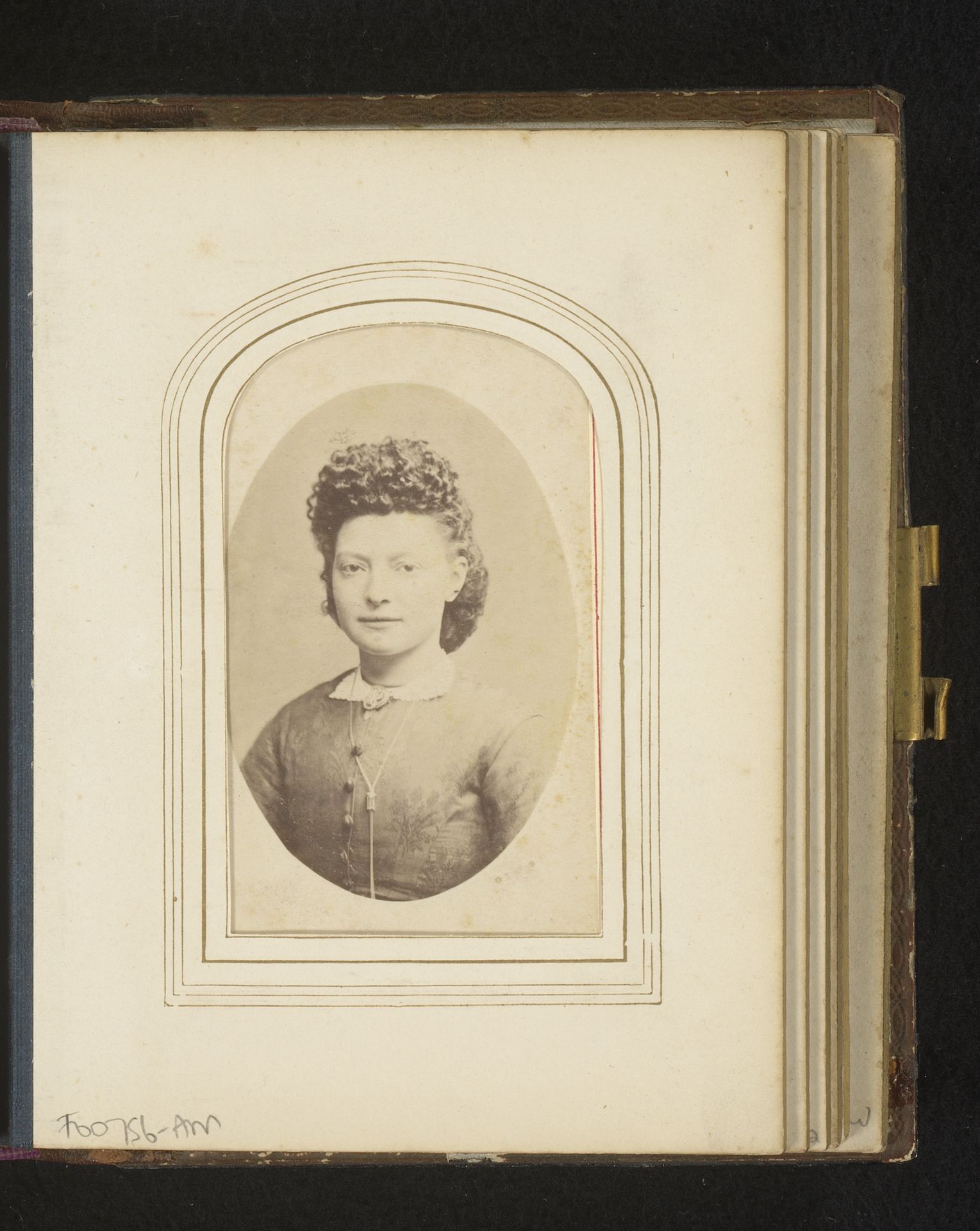 Portret van een jonge vrouw met halsketting by Friedrich Julius von Kolkow