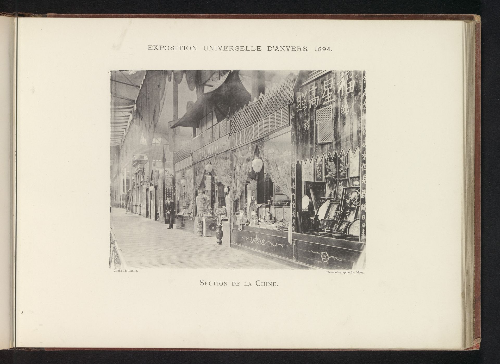 Expositie van Chinese objecten tijdens de wereldtentoonstelling te Antwerpen by Th. Lantin