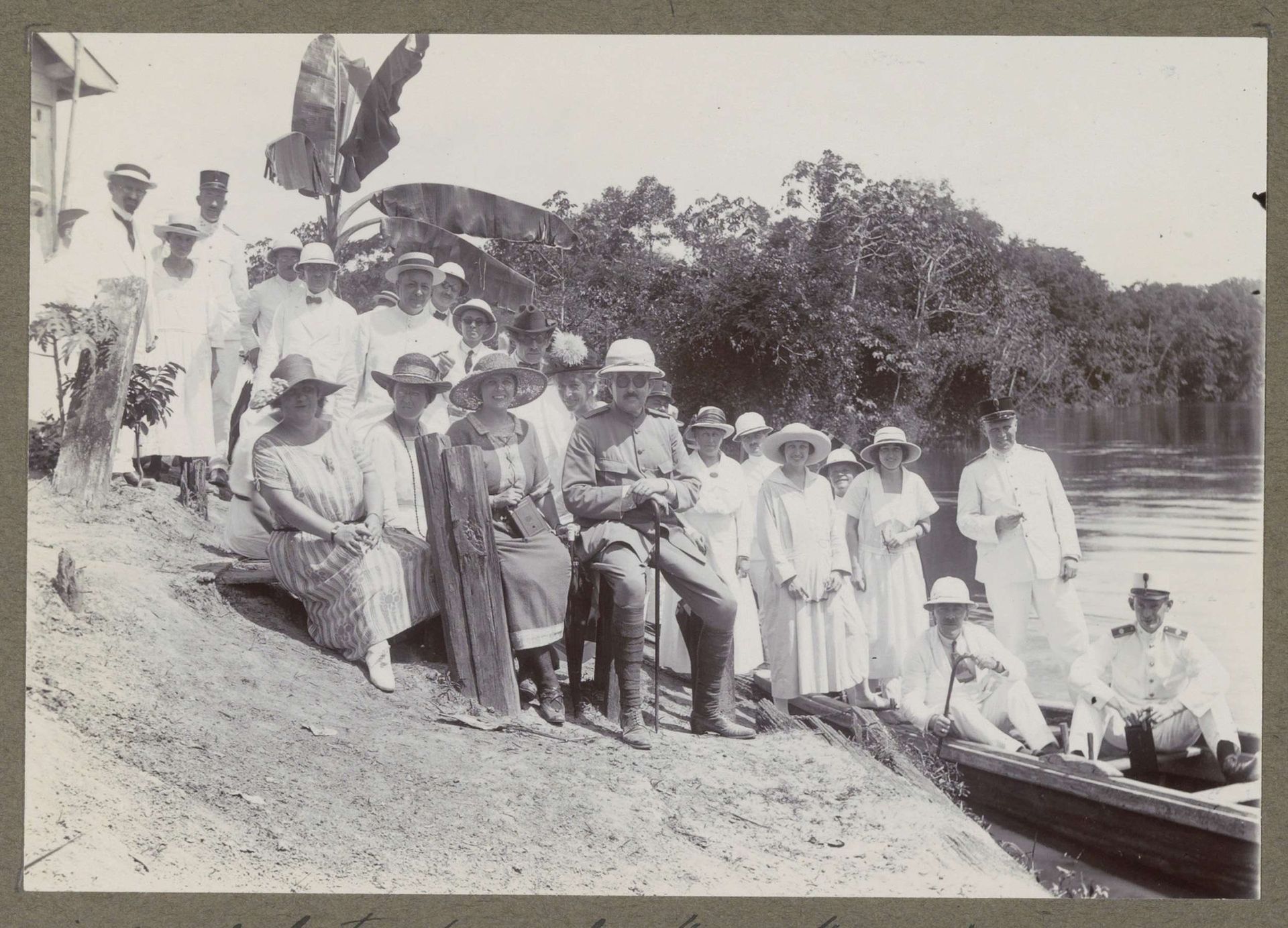 Gouverneur Aarnoud van Heemstra (midden) met een gezelschap bij Kwakoegron in Suriname by Augusta Curiel