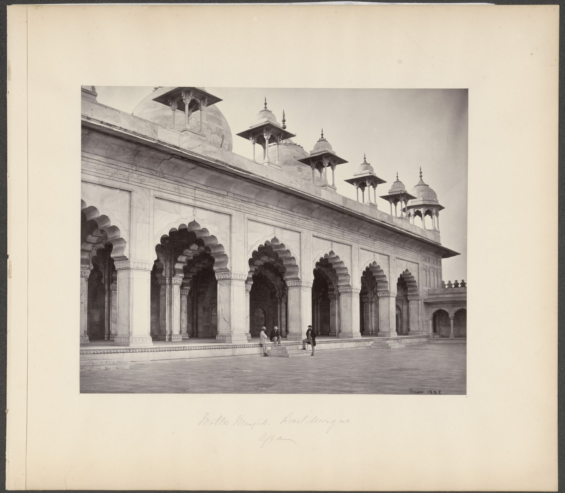 Gezicht op de Moti Masjid in Agra by Samuel Bourne