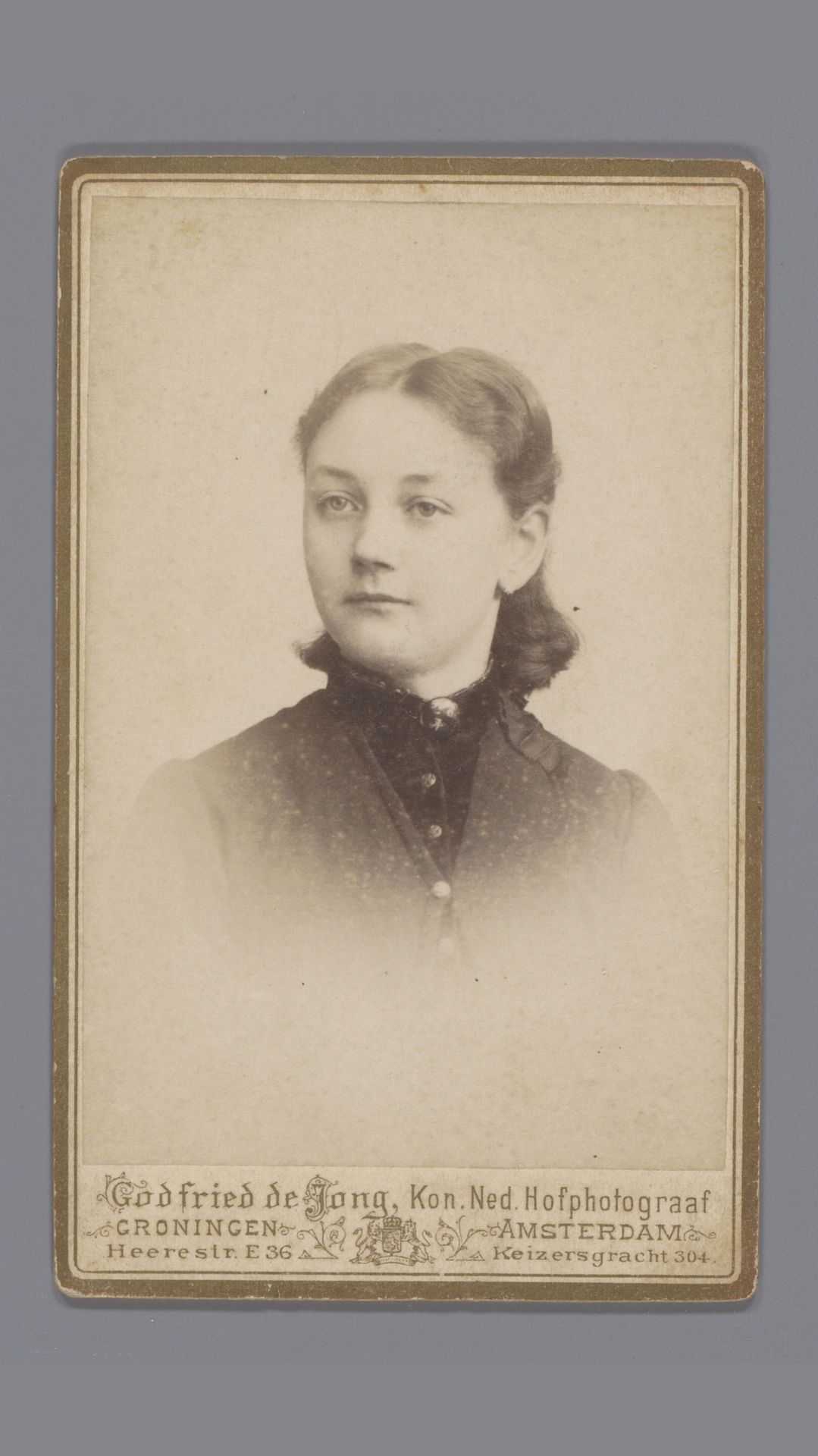 Portret van een onbekende vrouw, aangeduid als Jo de Vries of mevrouw Grommers by Godfried de Jong
